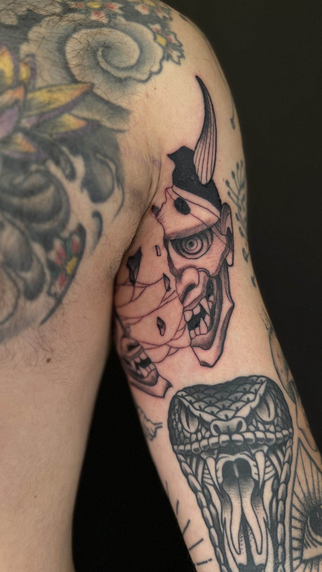 Hannya-Maske mit Schlangenkopf am Oberarm, Japanisches Tattoo von Andre bei Eine Liebe Tätowiergeschäft in Bochum