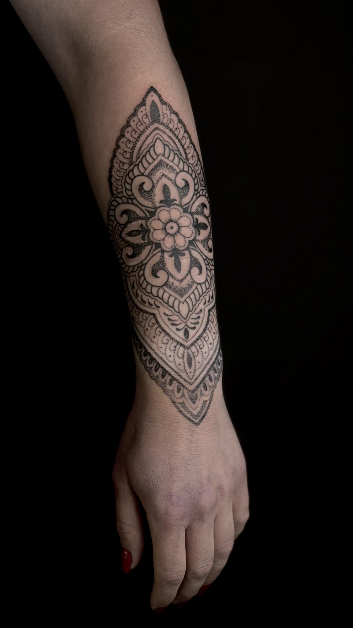 Ornamentales Mandala am Unterarm, Blackwork Tattoo von Andre bei Eine Liebe Tätowiergeschäft in Bochum