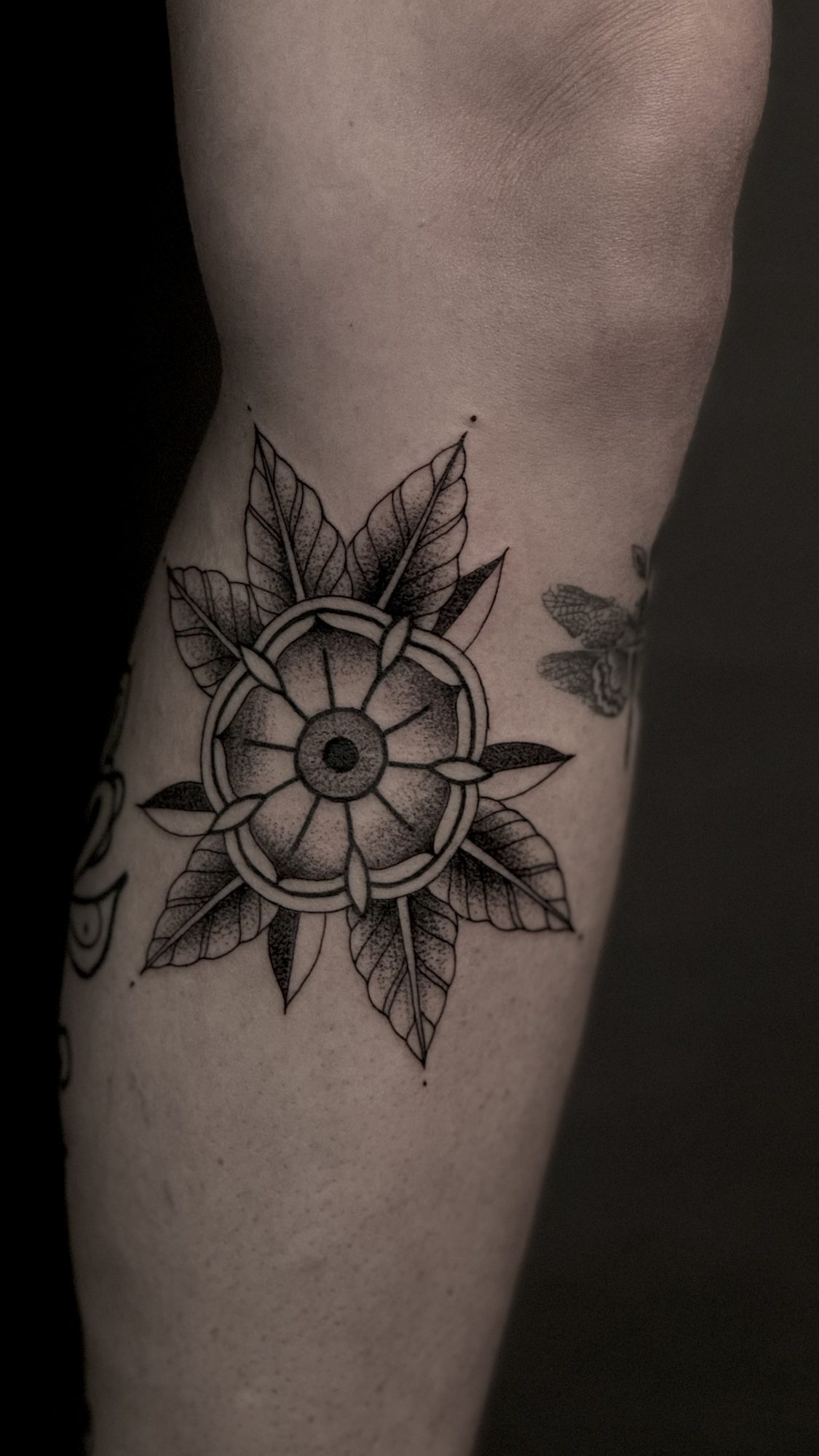 Steuerrad mit Blattkranz am Unterarm, Blackwork Tattoo von Andre bei Eine Liebe Tätowiergeschäft in Bochum