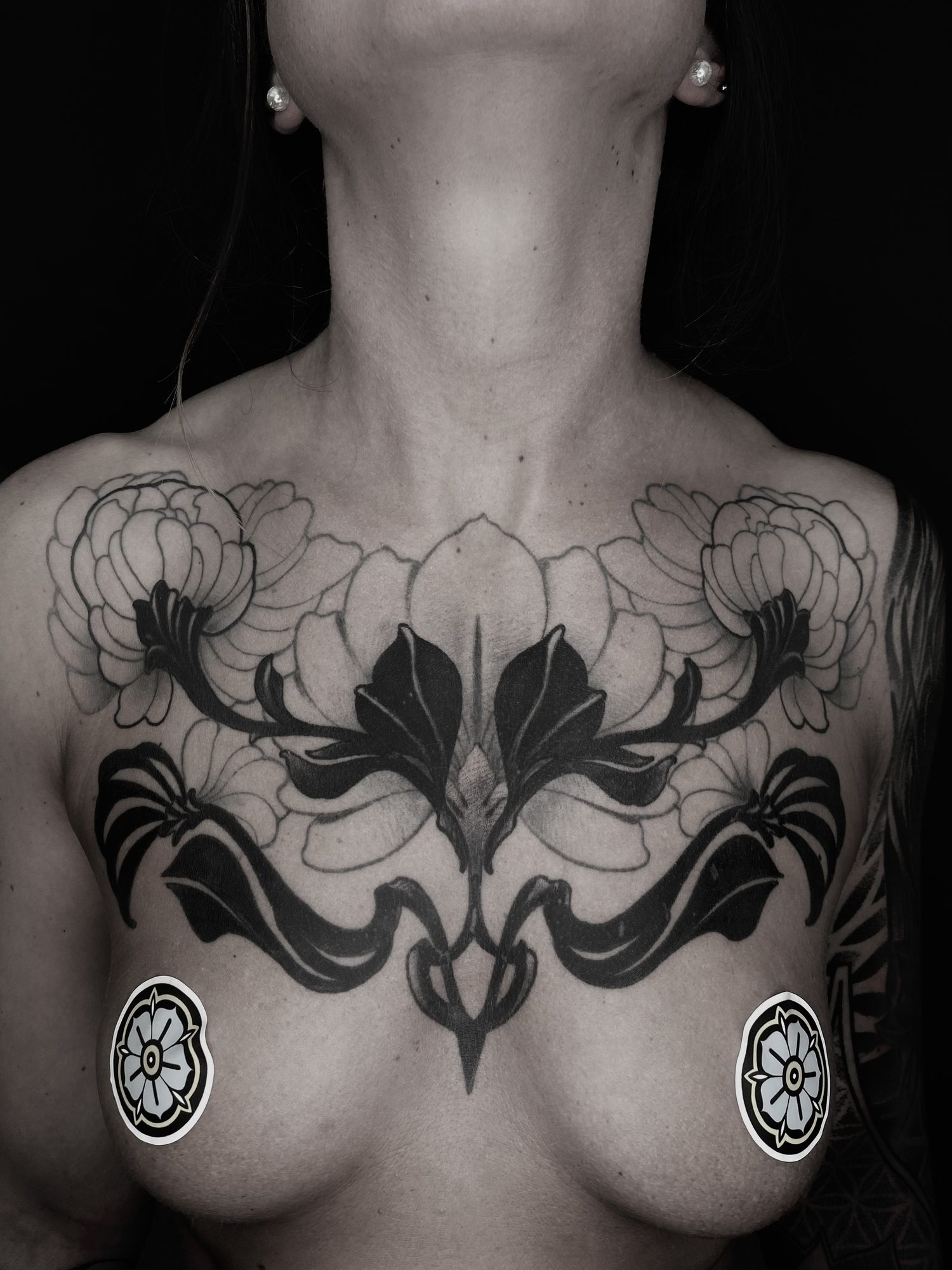 Ornamentales Brustpiece mit Pfingstrosen, Blackwork Tattoo von Andre bei Eine Liebe Tätowiergeschäft in Bochum