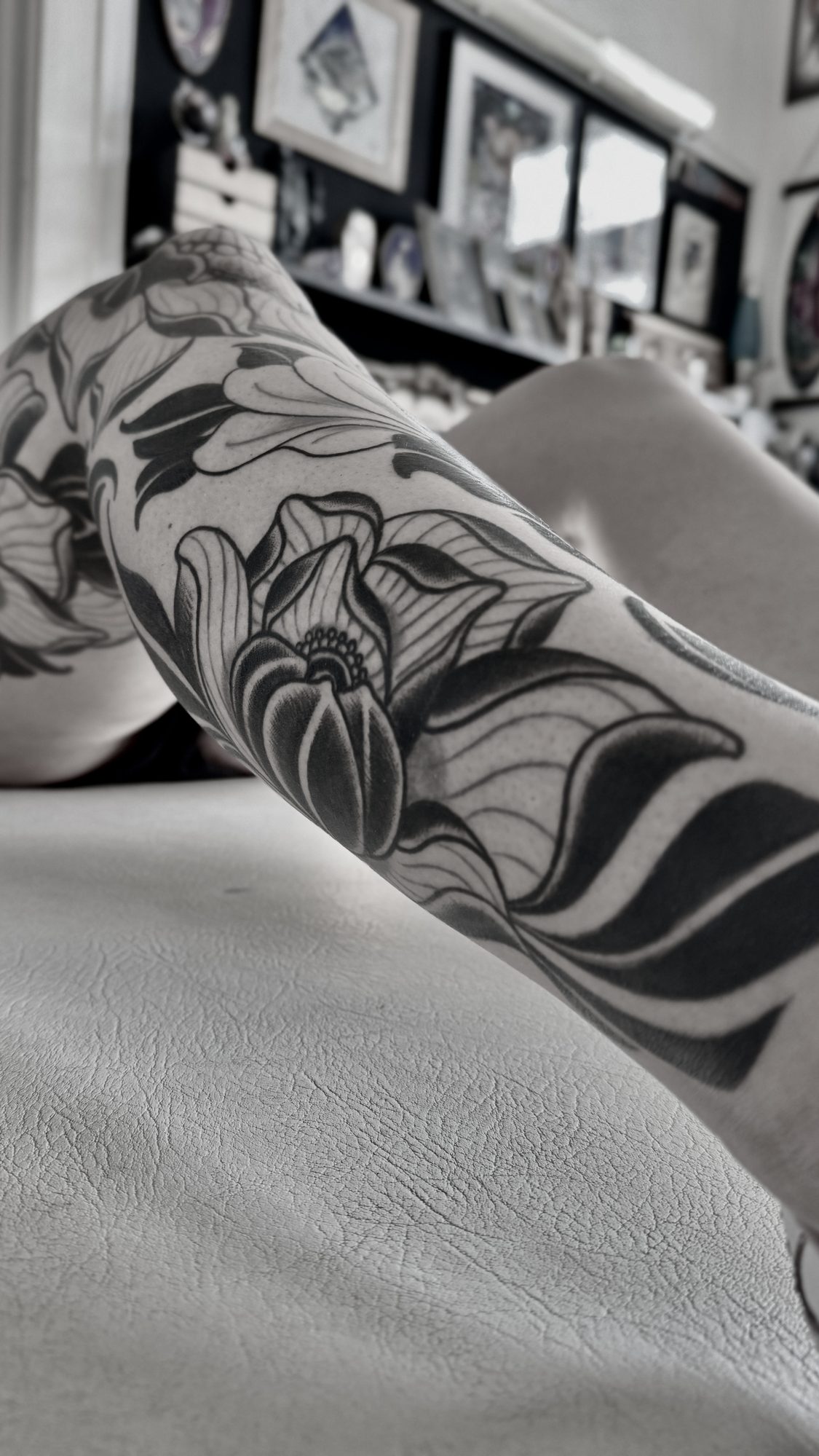 Schwarze Blüten und Blätter am Bein, Blackwork Tattoo von Andre bei Eine Liebe Tätowiergeschäft in Bochum