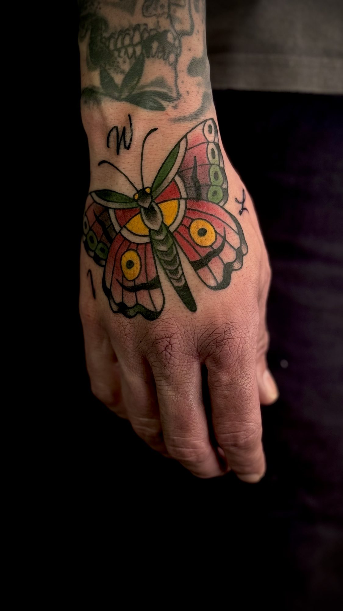 Motte auf der Hand, Hand Tattoo von Andre bei Eine Liebe Tätowiergeschäft in Bochum
