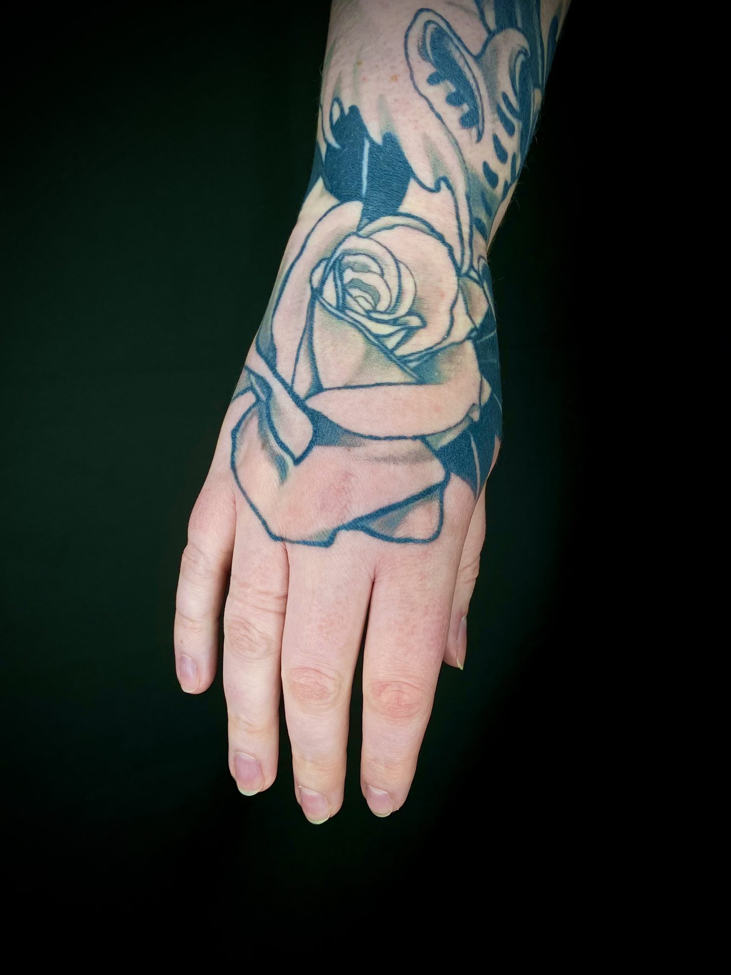 Blaue Rose auf der Hand, Hand Tattoo von Andre bei Eine Liebe Tätowiergeschäft in Bochum