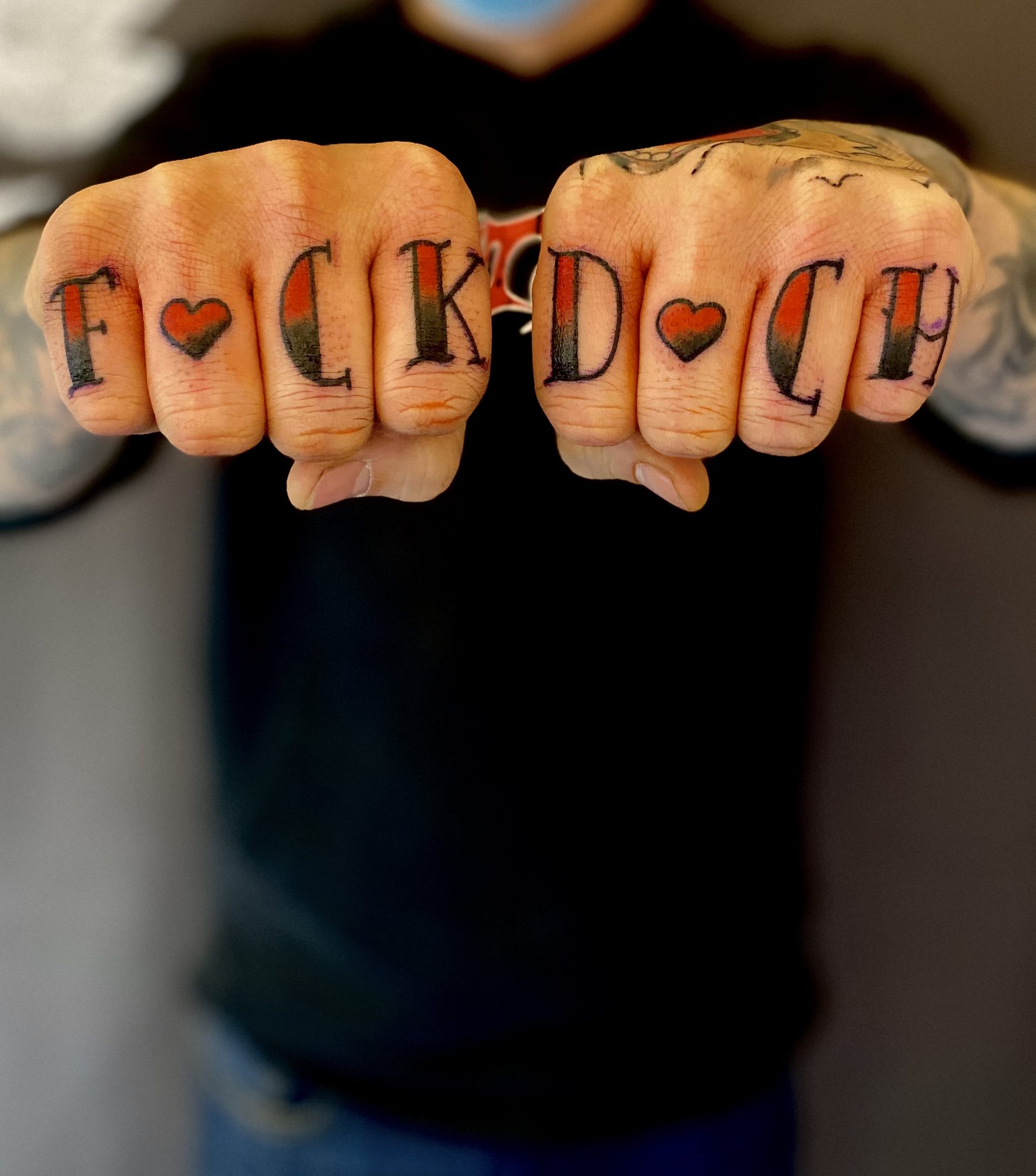 Schriftzug mit Herzen auf den Fingern, Hand Tattoo von Andre bei Eine Liebe Tätowiergeschäft in Bochum