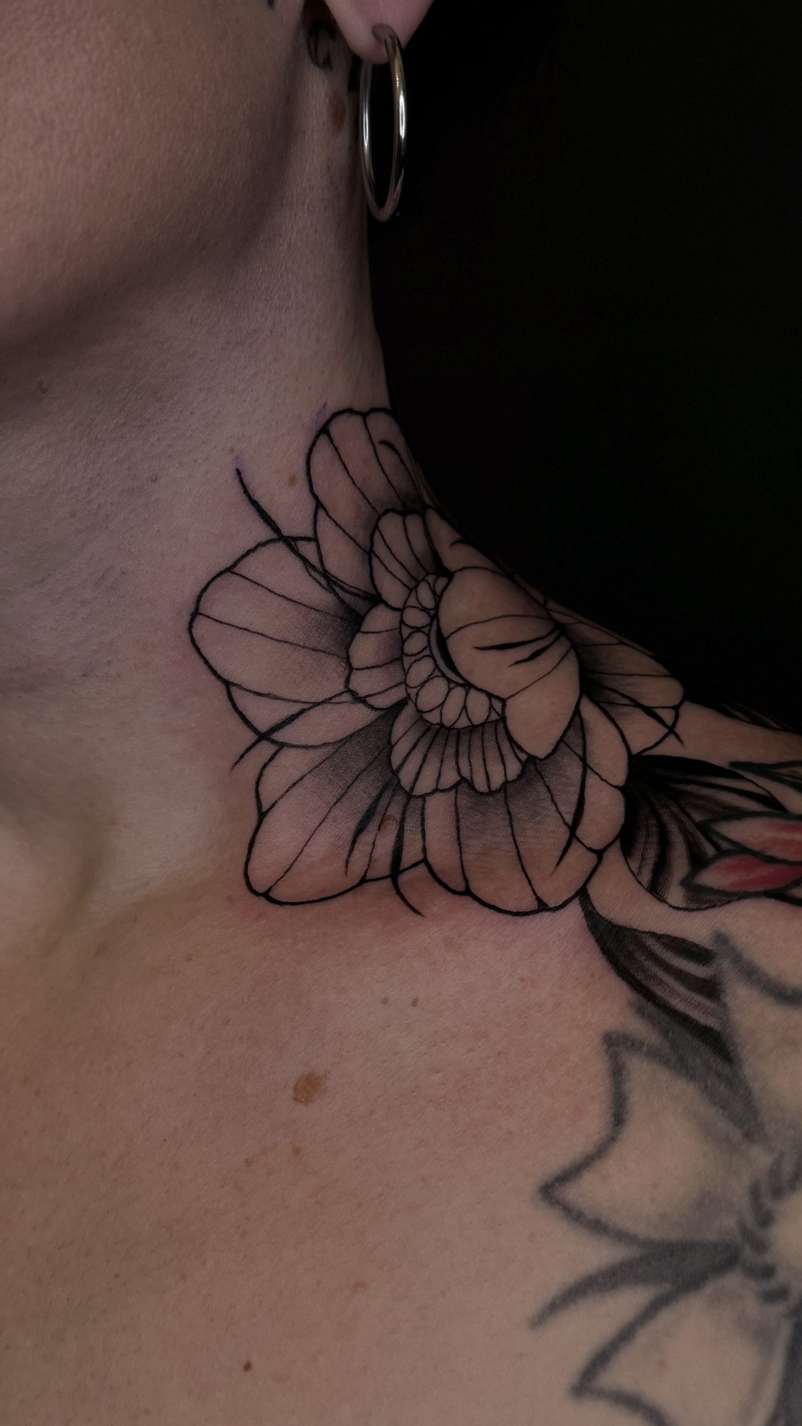 Blüte in feiner Linie am Hals, Hals Tattoo von Andre bei Eine Liebe Tätowiergeschäft in Bochum