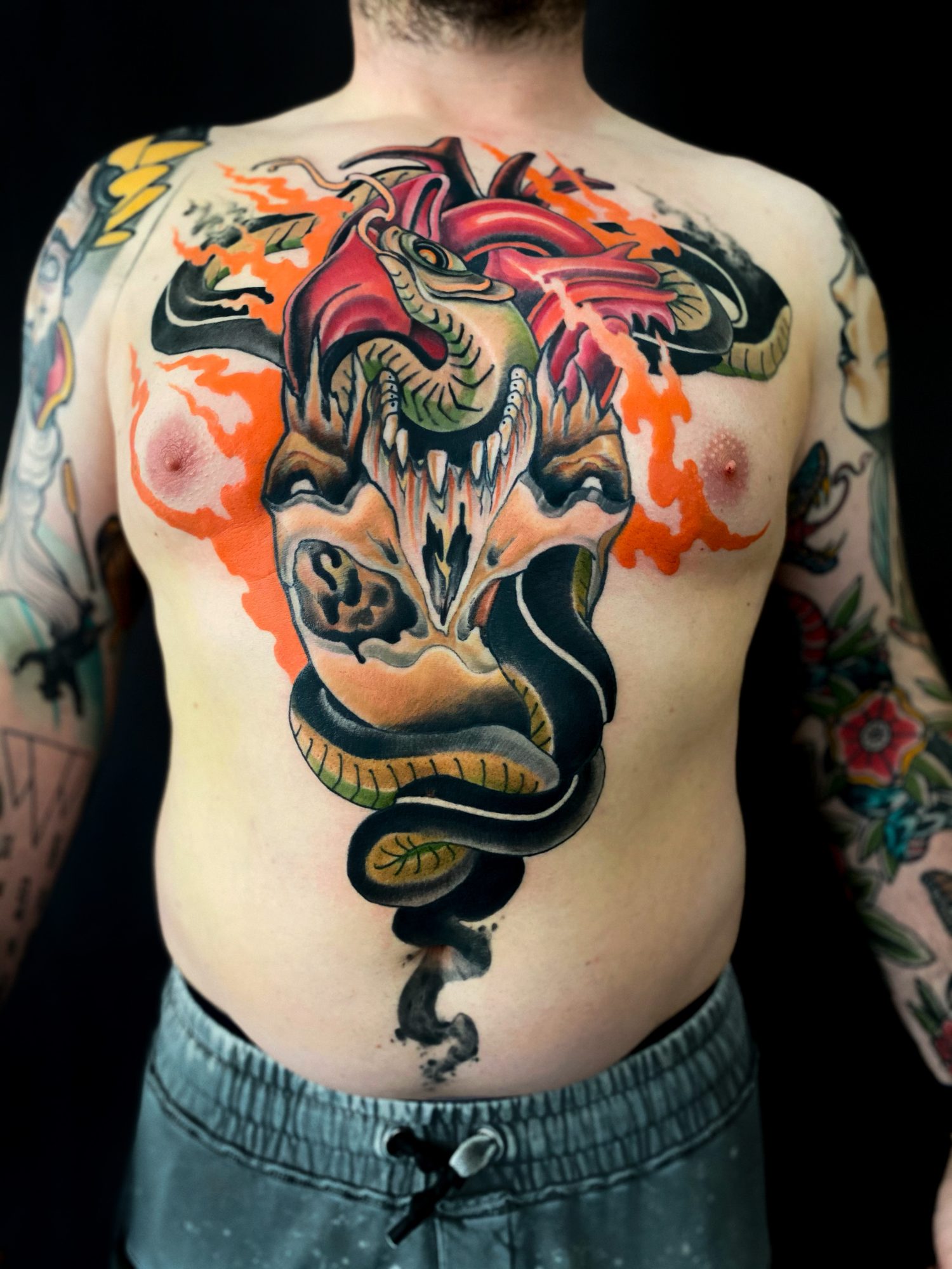 Totenkopf mit Schlange und Flammen auf Brust und Bauch, Neo Traditional Tattoo von Andre bei Eine Liebe Tätowiergeschäft in Bochum