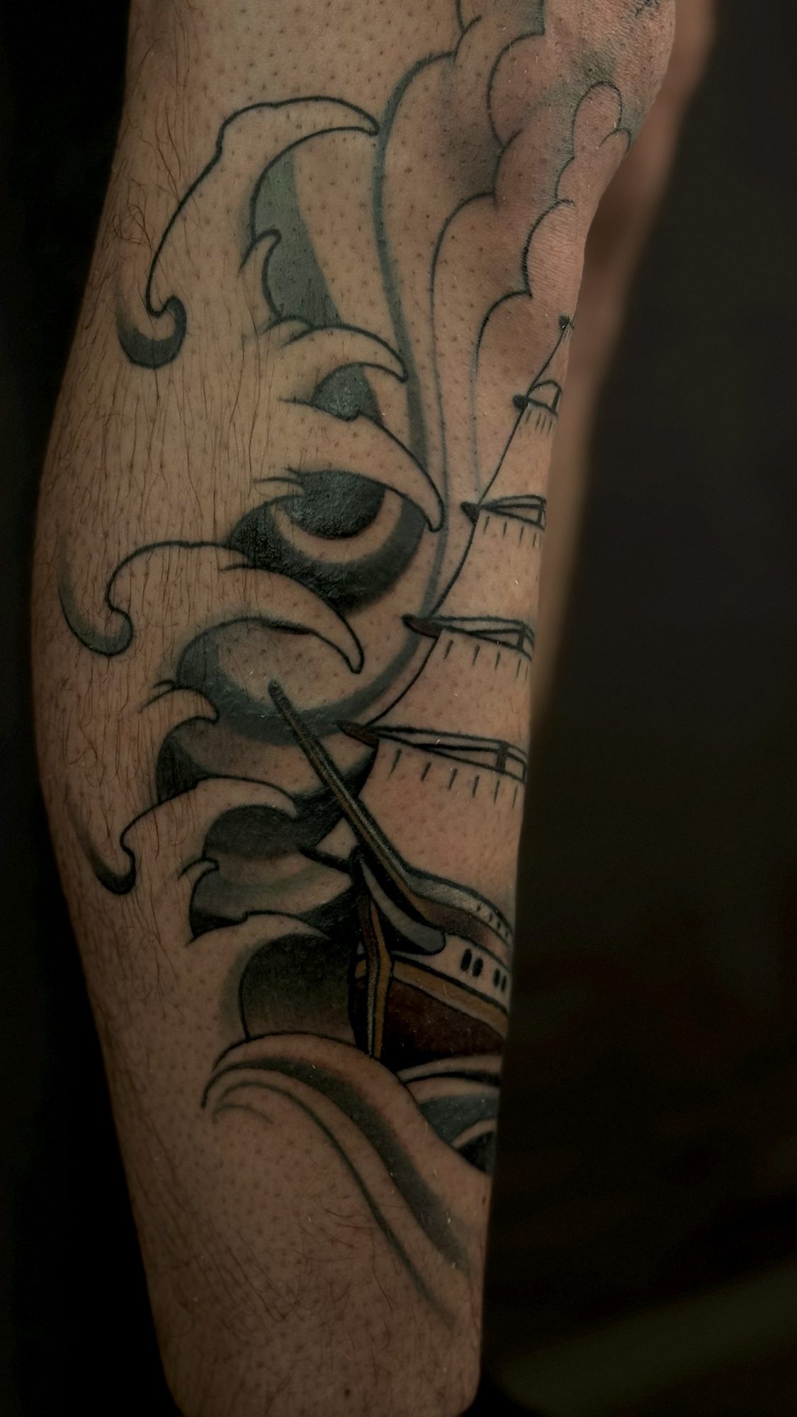Segelschiff in Wellen am Unterarm, Neo Traditional Tattoo von Andre bei Eine Liebe Tätowiergeschäft in Bochum
