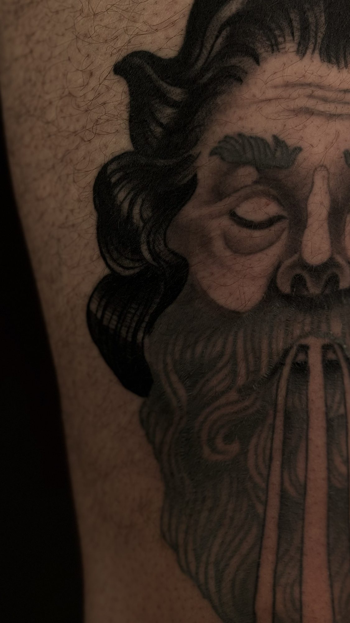 Bärtiger Männerkopf am Bein, Neo Traditional Tattoo von Andre bei Eine Liebe Tätowiergeschäft in Bochum