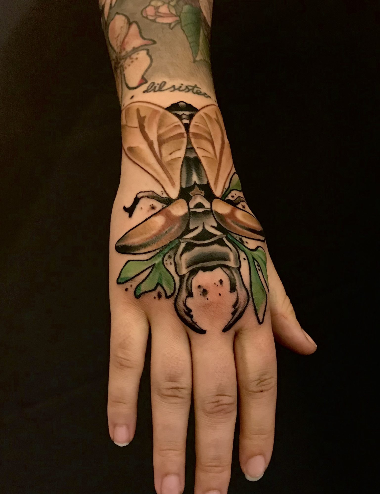Käfer mit ausgebreiteten Flügeln auf der Hand, Neo Traditional Tattoo von Andre bei Eine Liebe Tätowiergeschäft in Bochum