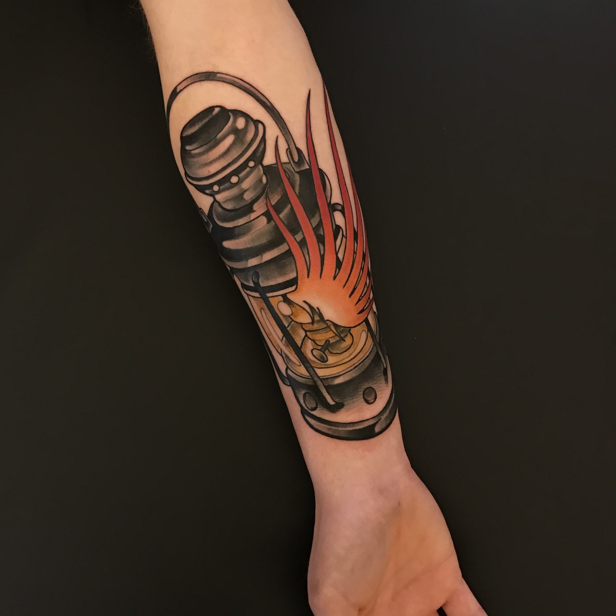 Laterne mit Flamme am Unterarm, Neo Traditional Tattoo von Andre bei Eine Liebe Tätowiergeschäft in Bochum
