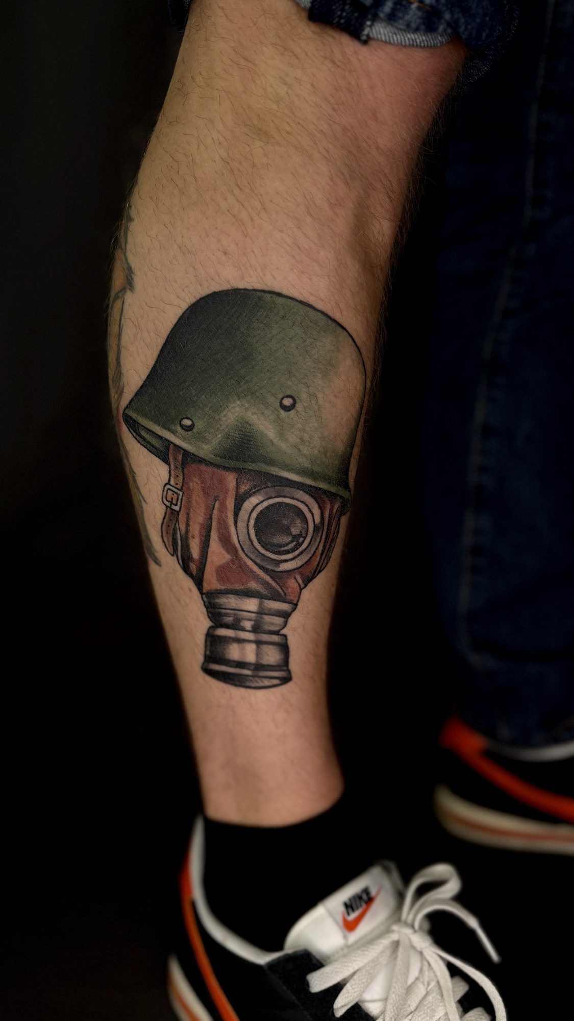 Stahlhelm mit Gasmaske an der Wade, Neo Traditional Tattoo von Andre bei Eine Liebe Tätowiergeschäft in Bochum