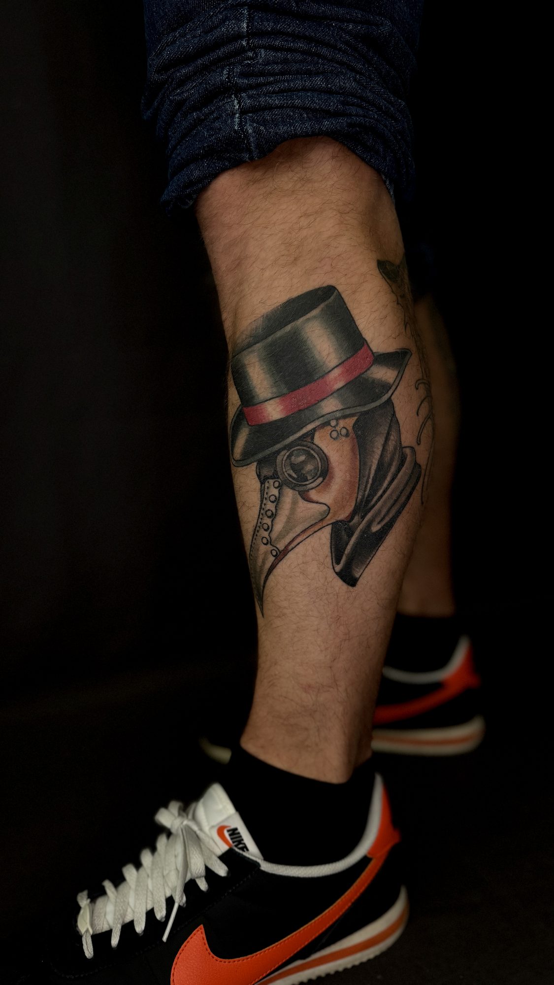 Pestdoktor mit Zylinder an der Wade, Neo Traditional Tattoo von Andre bei Eine Liebe Tätowiergeschäft in Bochum