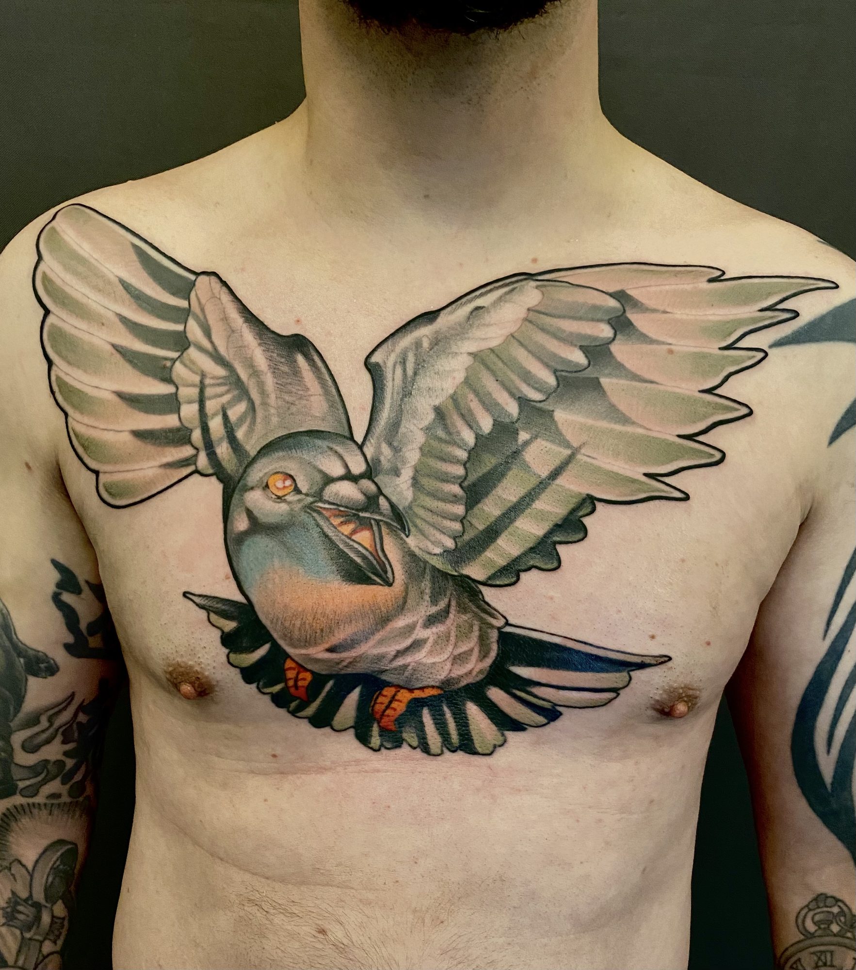 Taube mit ausgebreiteten Flügeln auf der Brust, Neo Traditional Tattoo von Andre bei Eine Liebe Tätowiergeschäft in Bochum