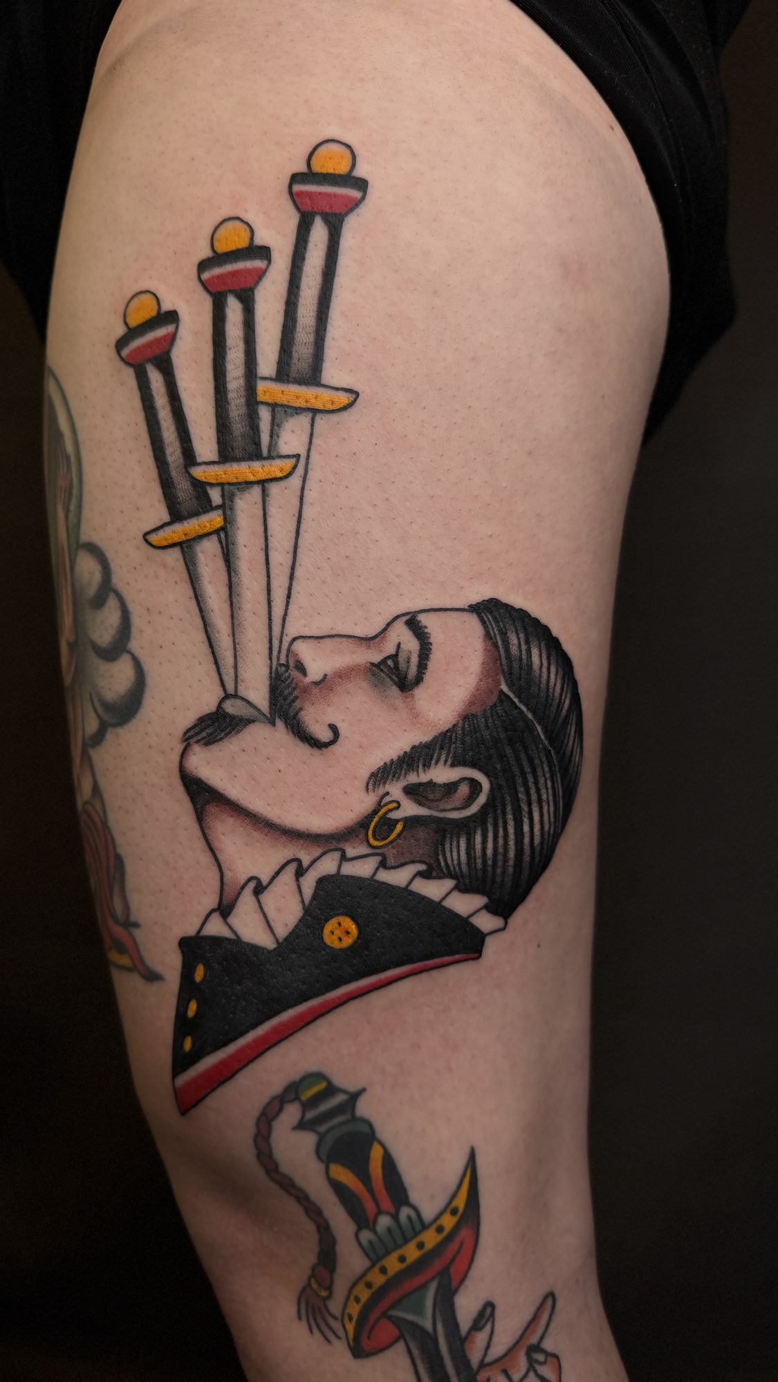 Schwertschlucker am Oberarm, Pin-up Tattoo von Andre bei Eine Liebe Tätowiergeschäft in Bochum