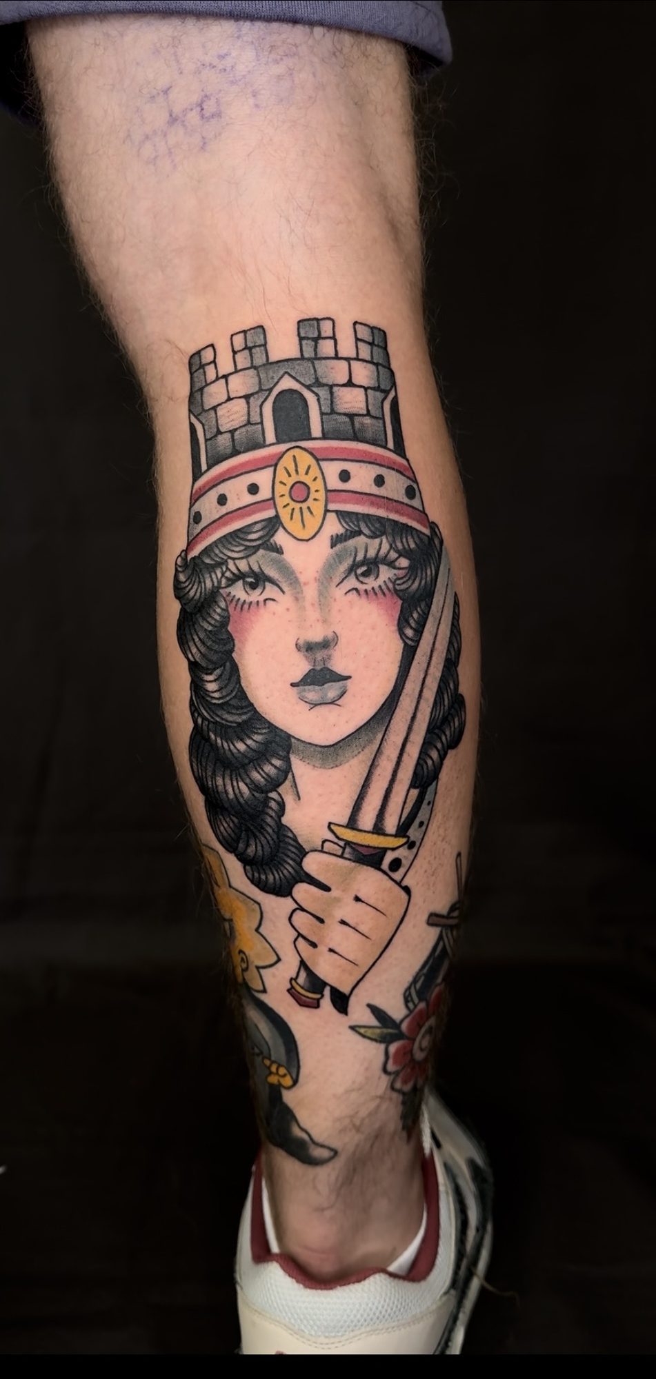 Frau mit Burgkrone an der Wade, Pin-up Tattoo von Andre bei Eine Liebe Tätowiergeschäft in Bochum
