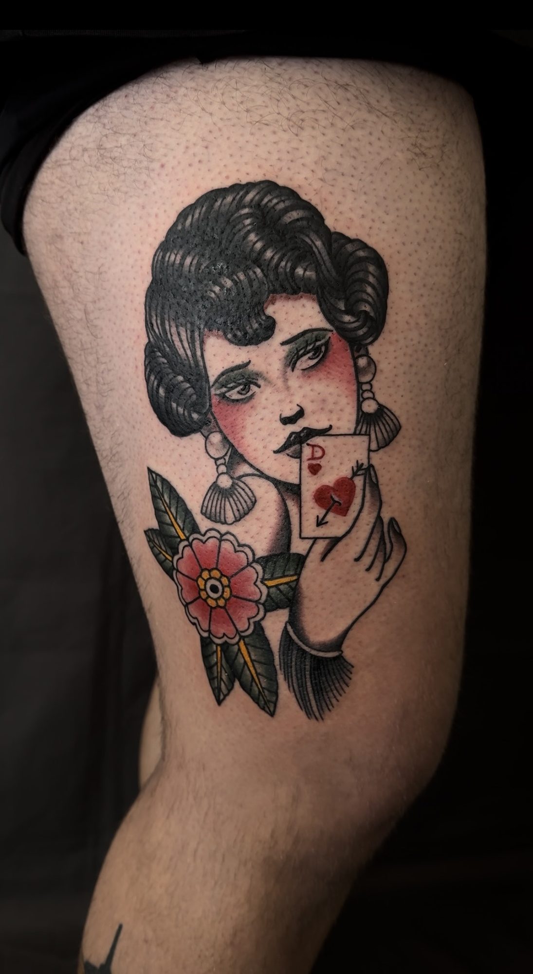 Frau mit Spielkarte am Oberschenkel, Pin-up Tattoo von Andre bei Eine Liebe Tätowiergeschäft in Bochum