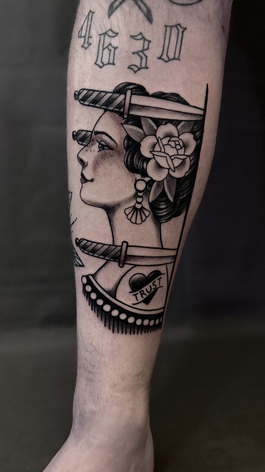 Frauenprofil mit Dolch an der Wade, Pin-up Tattoo von Andre bei Eine Liebe Tätowiergeschäft in Bochum
