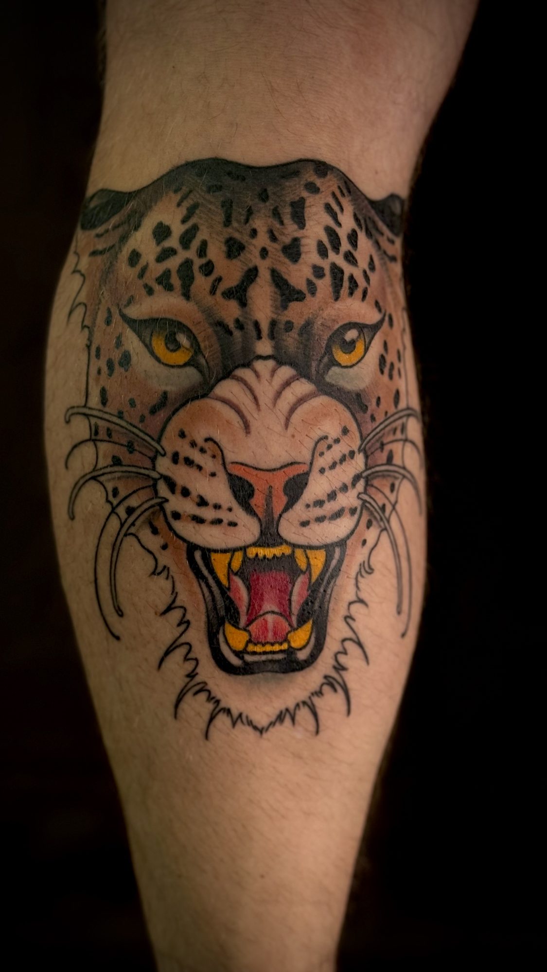 Leopardenkopf an der Wade, Tier Tattoo von Andre bei Eine Liebe Tätowiergeschäft in Bochum