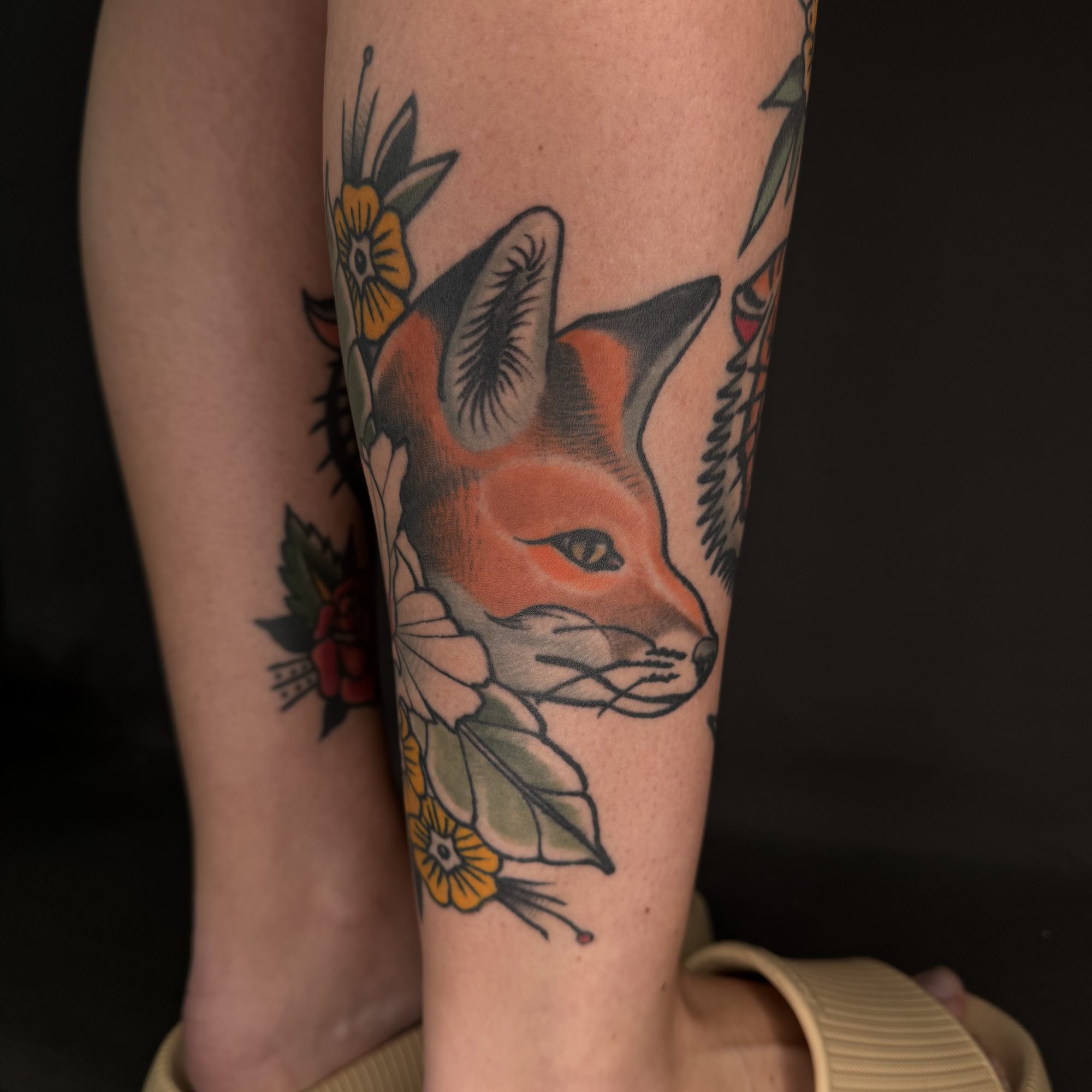 Fuchs mit Blüten an der Wade, Tier Tattoo von Andre bei Eine Liebe Tätowiergeschäft in Bochum