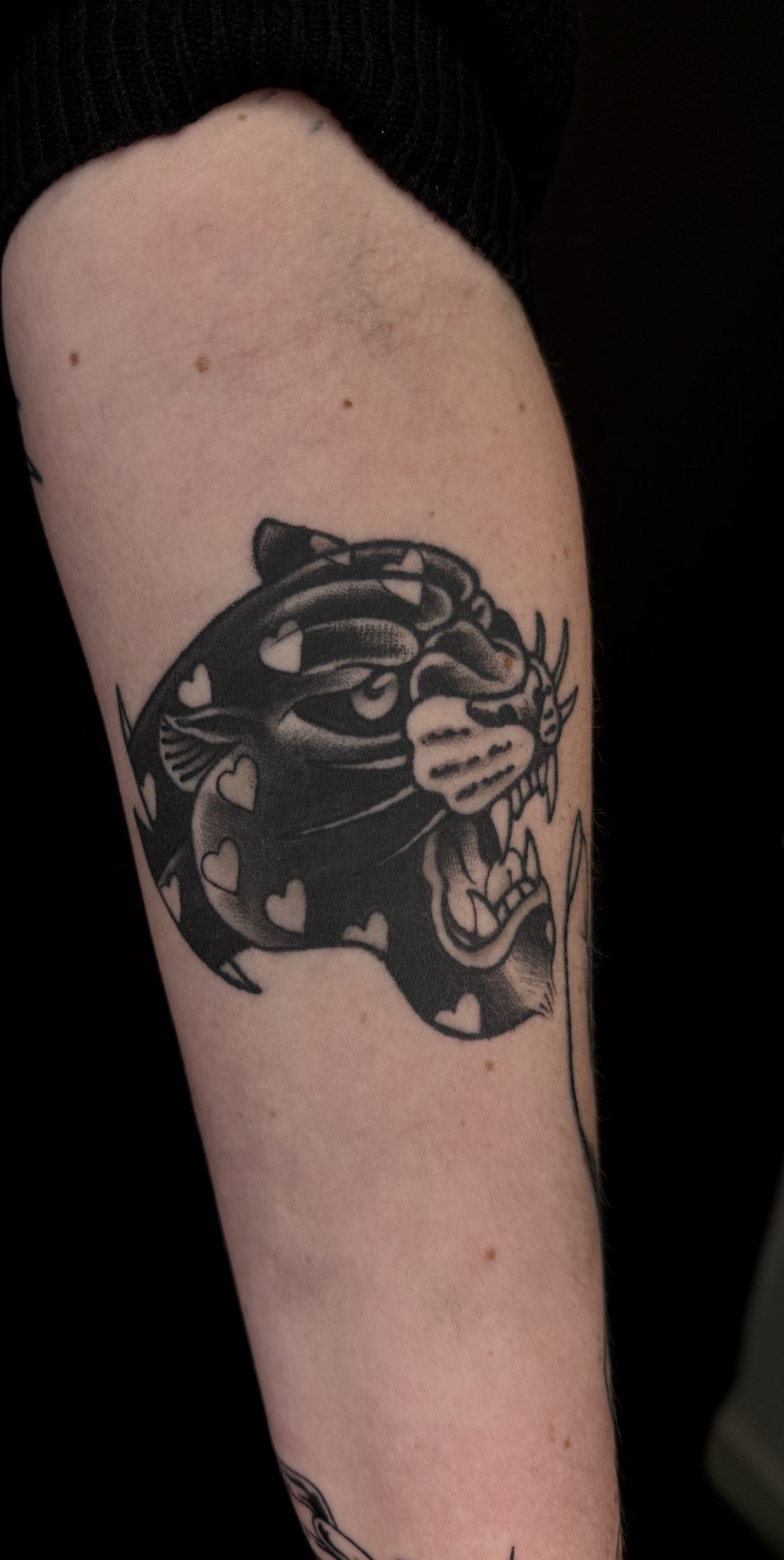 Panther am Oberarm, Tier Tattoo von Andre bei Eine Liebe Tätowiergeschäft in Bochum