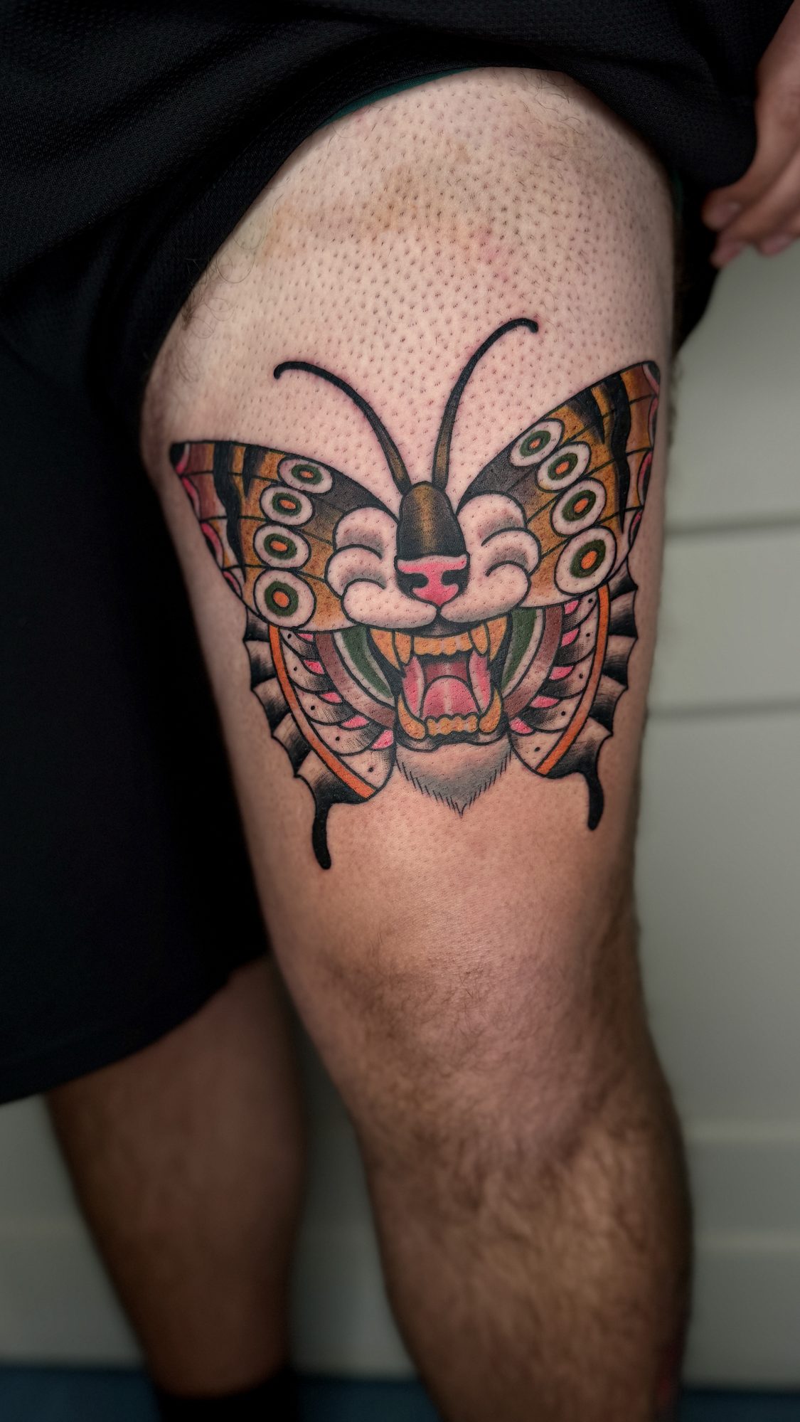 Motte mit Tigergesicht am Oberschenkel, Tier Tattoo von Andre bei Eine Liebe Tätowiergeschäft in Bochum