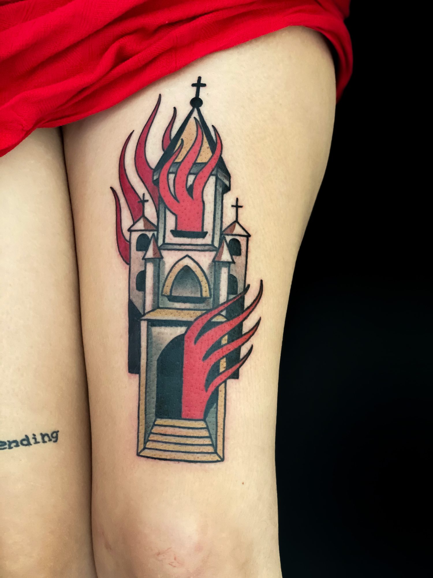 Brennende Kirche am Oberschenkel, Traditional Tattoo von Andre bei Eine Liebe Tätowiergeschäft in Bochum