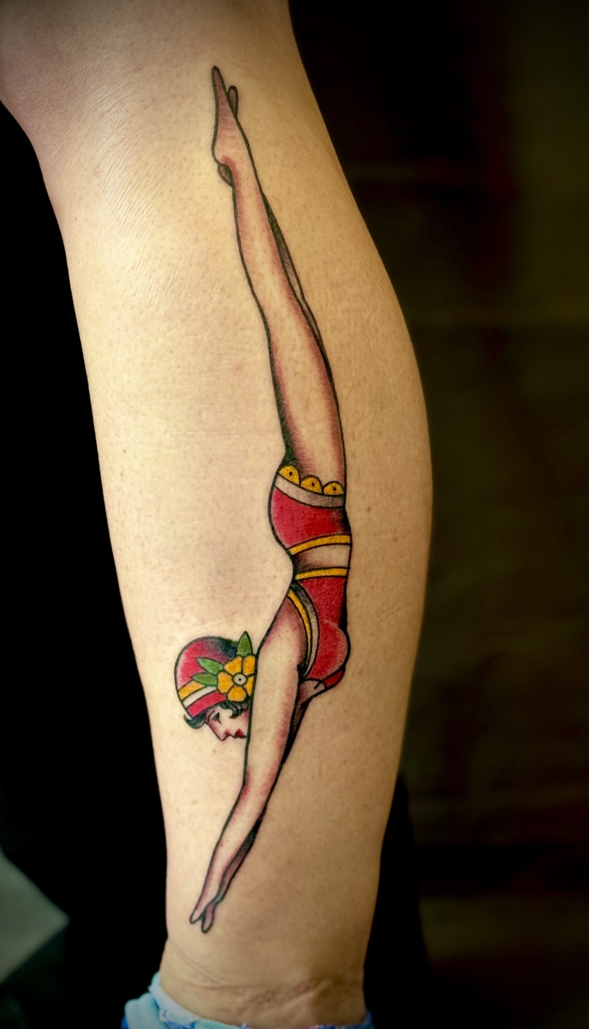 Turmspringerin an der Wade, Traditional Tattoo von Andre bei Eine Liebe Tätowiergeschäft in Bochum