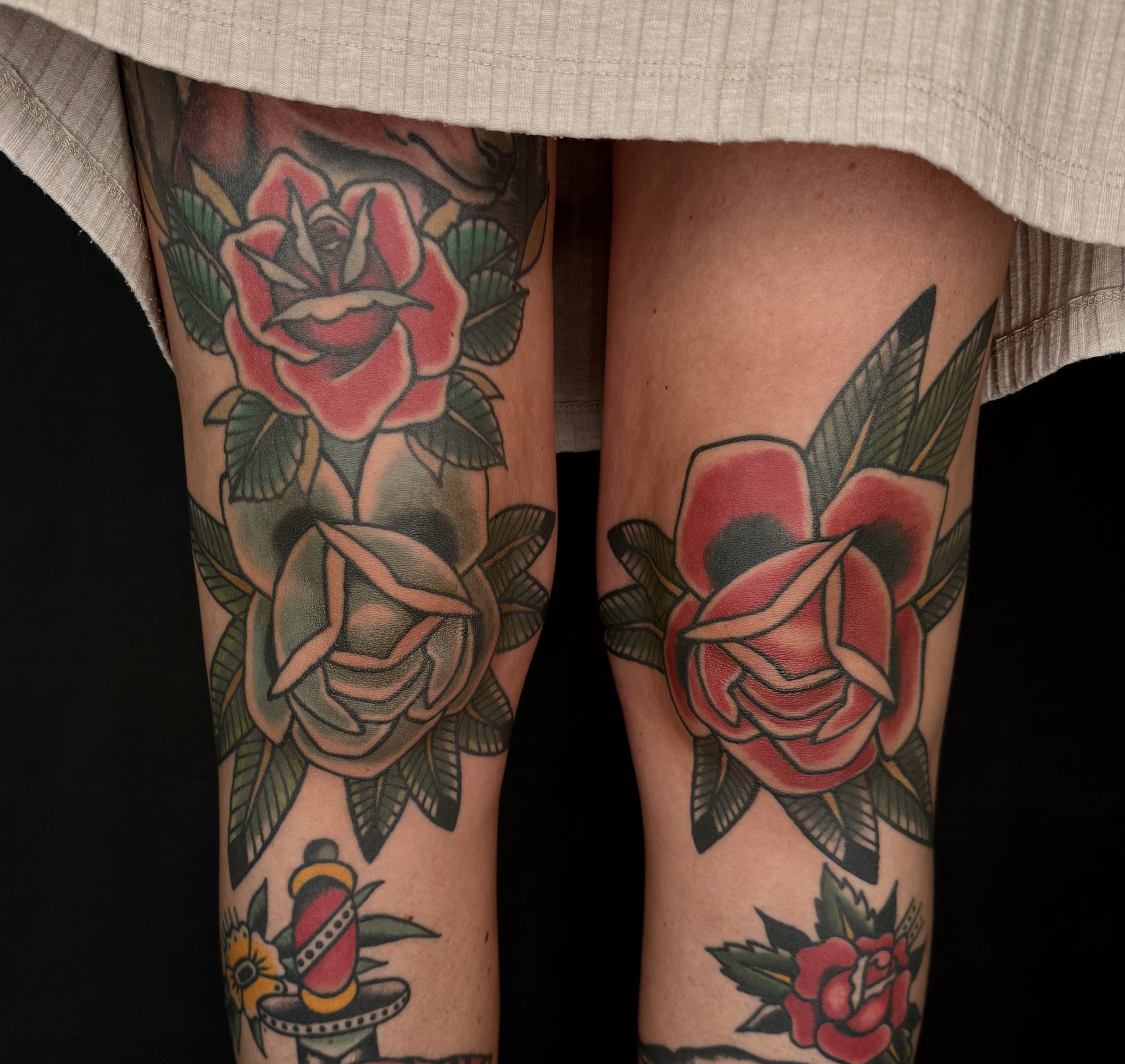 Rosen auf beiden Knien, Traditional Tattoo von Andre bei Eine Liebe Tätowiergeschäft in Bochum
