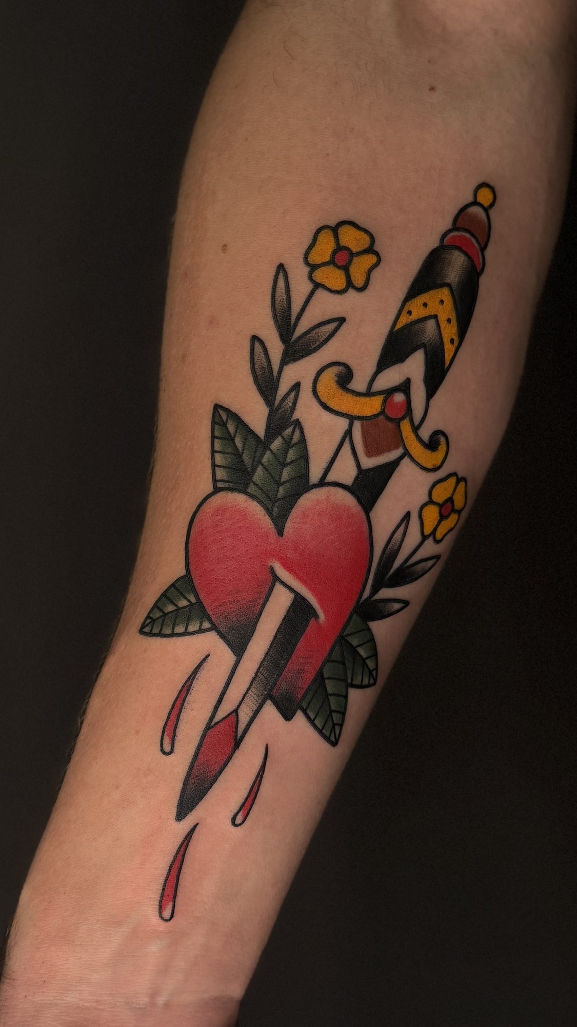 Herz mit Dolch am Unterarm, Traditional Tattoo von Andre bei Eine Liebe Tätowiergeschäft in Bochum