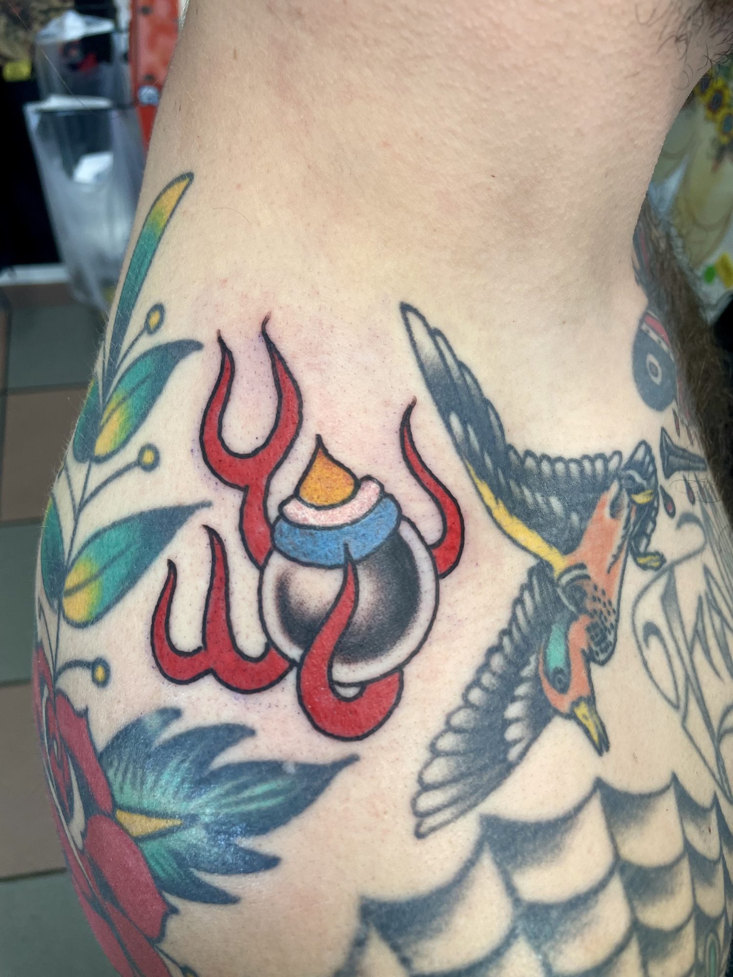 Flammenjuwel am Oberarm, Japanisches Tattoo von Jill bei Eine Liebe Tätowiergeschäft in Bochum