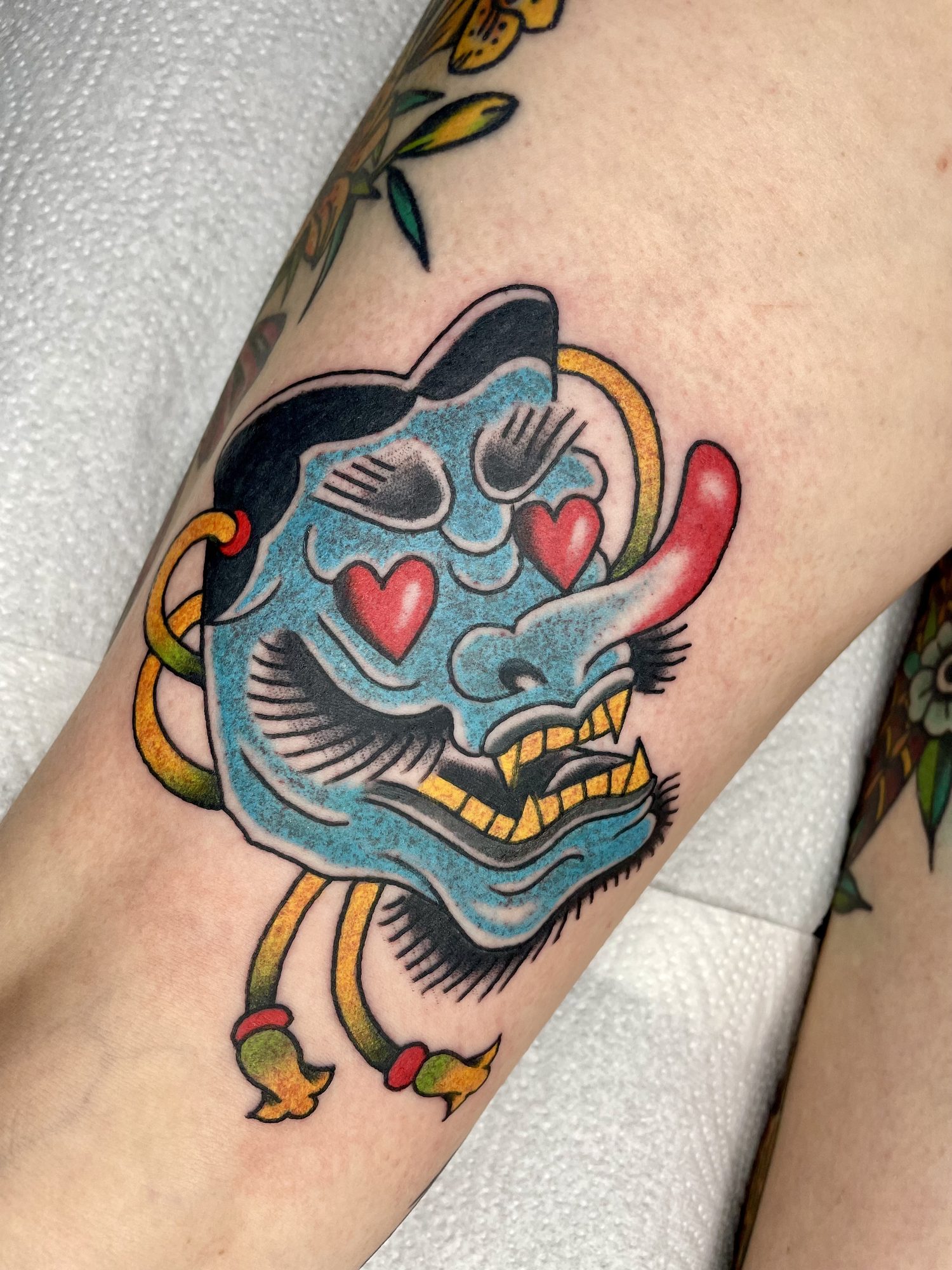 Blaue Hannya-Maske am Oberarm, Japanisches Tattoo von Jill bei Eine Liebe Tätowiergeschäft in Bochum