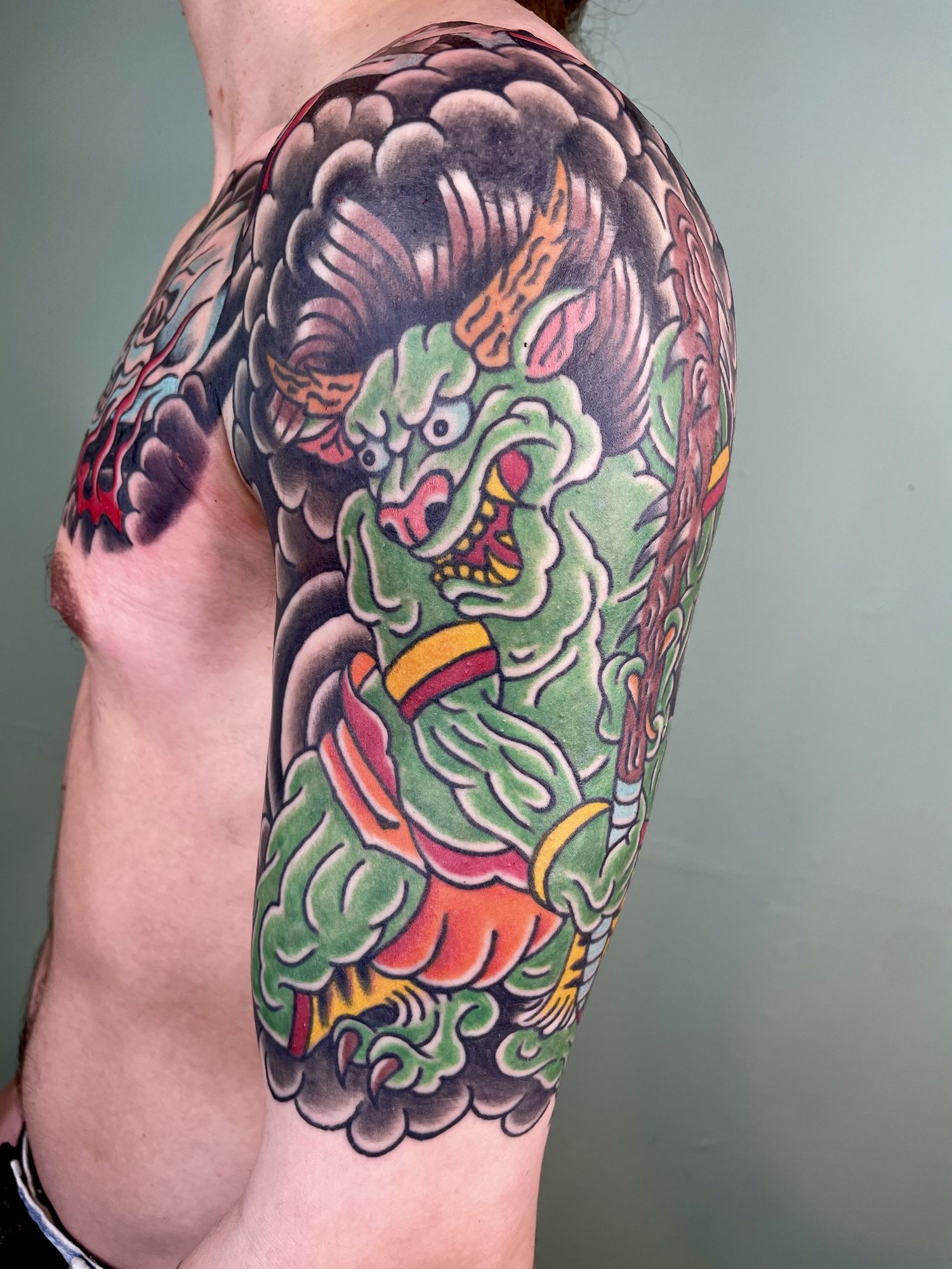 Grüner Oni am Oberarm, Japanisches Tattoo von Jill bei Eine Liebe Tätowiergeschäft in Bochum