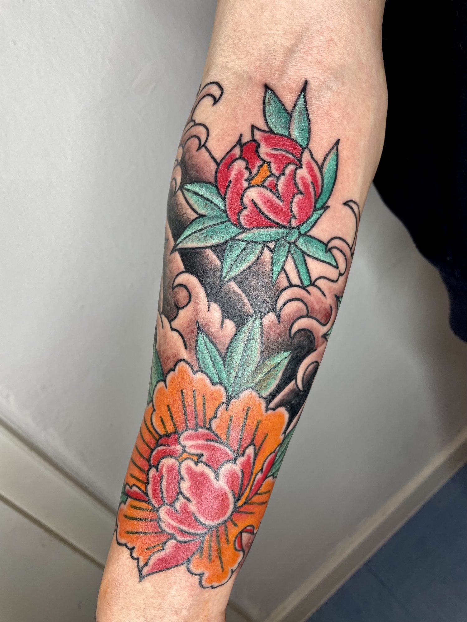 Pfingstrosen in Wolken am Unterarm, Japanisches Tattoo von Jill bei Eine Liebe Tätowiergeschäft in Bochum