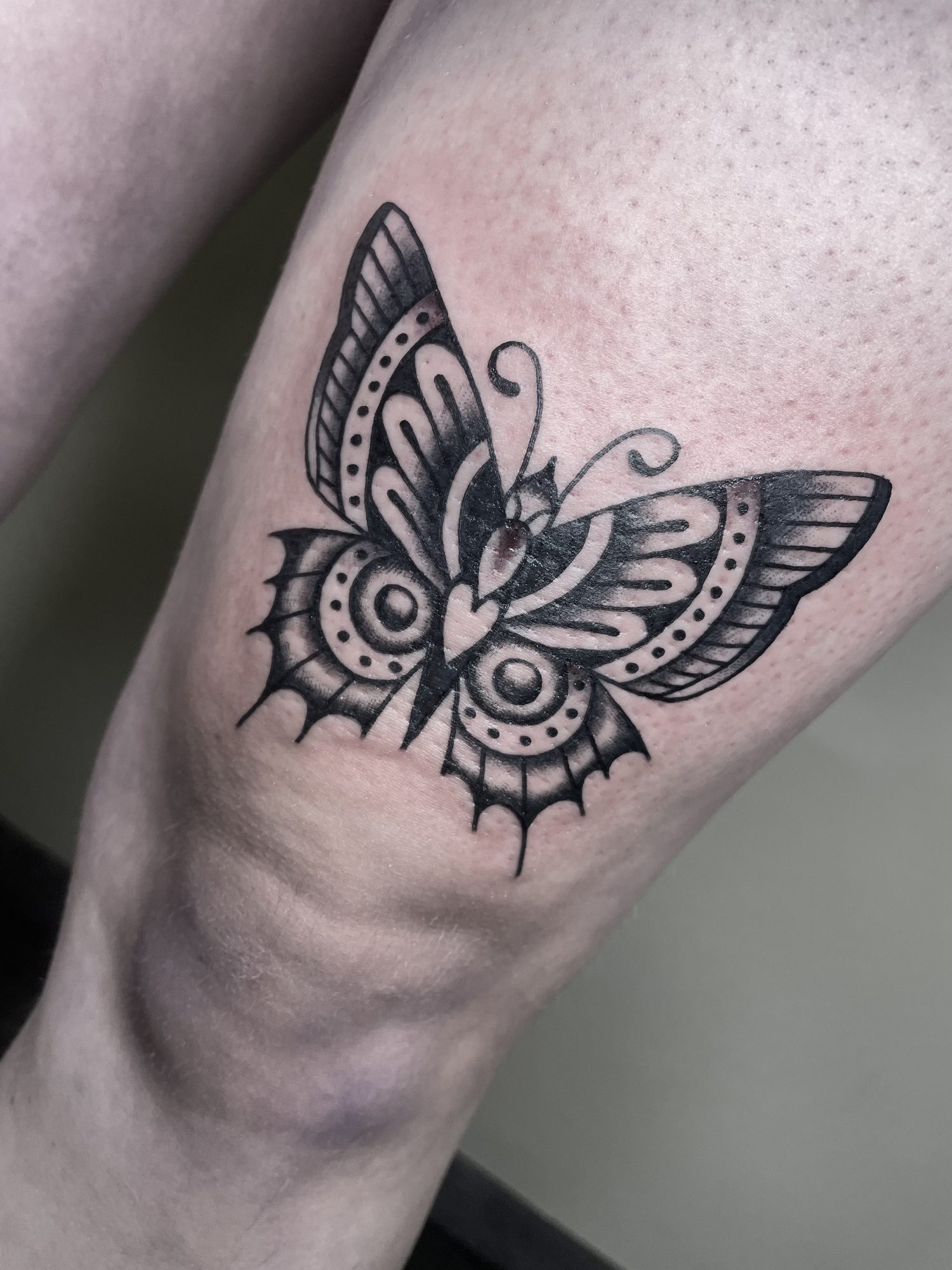 Schmetterling am Oberschenkel, Blackwork Tattoo von Jill bei Eine Liebe Tätowiergeschäft in Bochum
