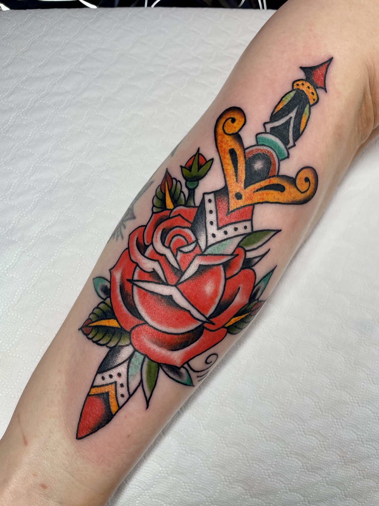 Rose mit Dolch am Unterarm, Blumen Tattoo von Jill bei Eine Liebe Tätowiergeschäft in Bochum