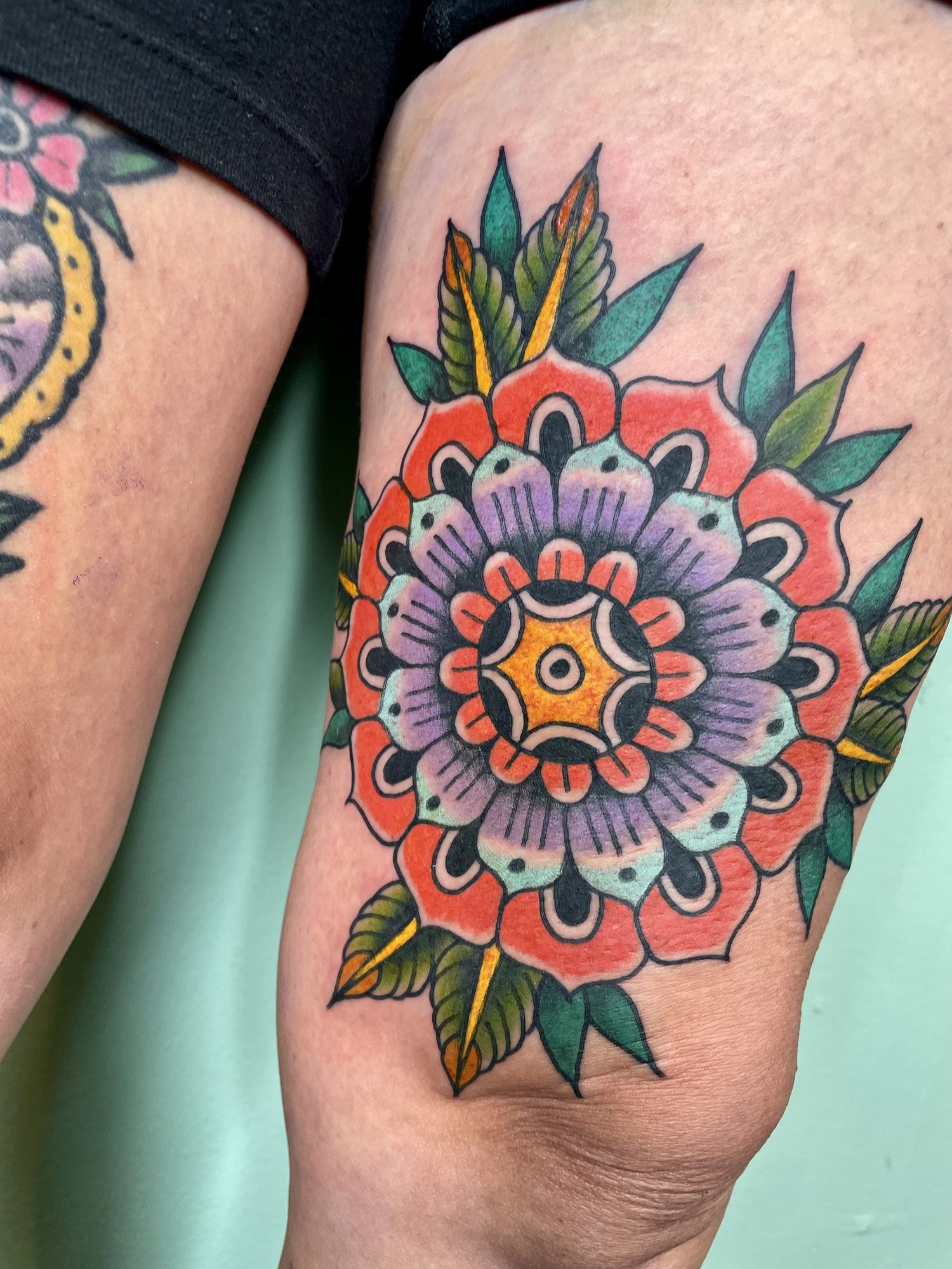 Bunte Mandala-Blüte am Knie, Blumen Tattoo von Jill bei Eine Liebe Tätowiergeschäft in Bochum