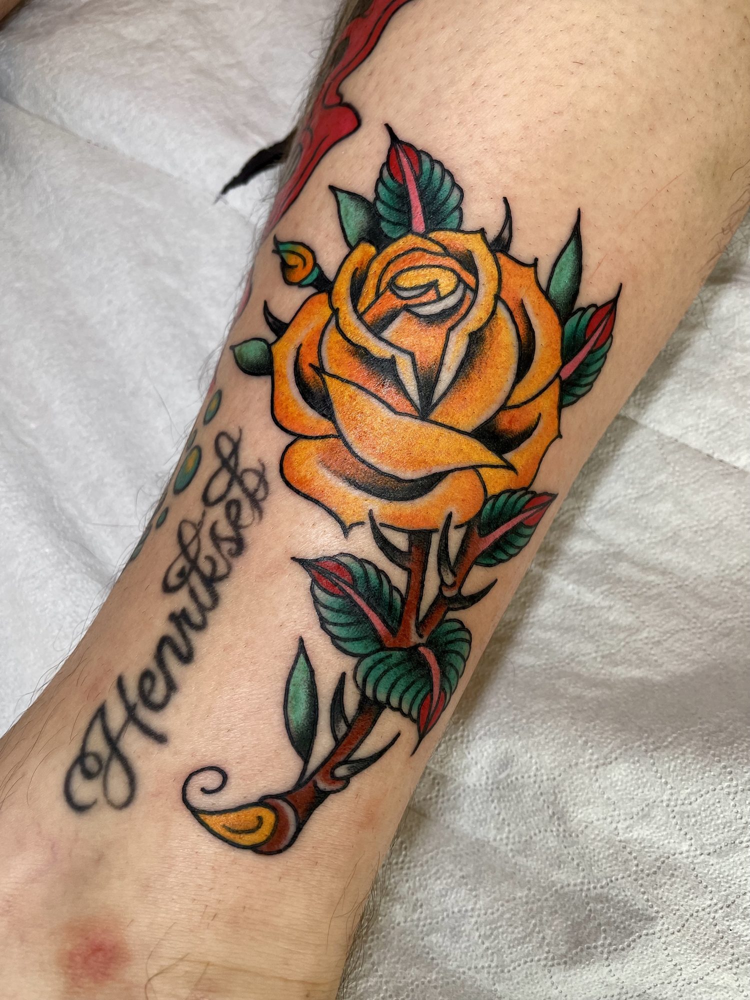 Gelbe Rose mit Schriftzug am Unterarm, Blumen Tattoo von Jill bei Eine Liebe Tätowiergeschäft in Bochum