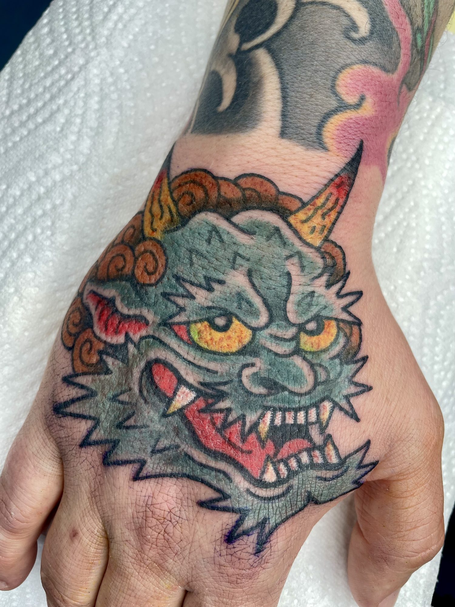 Oni-Kopf auf der Hand, Hand Tattoo von Jill bei Eine Liebe Tätowiergeschäft in Bochum