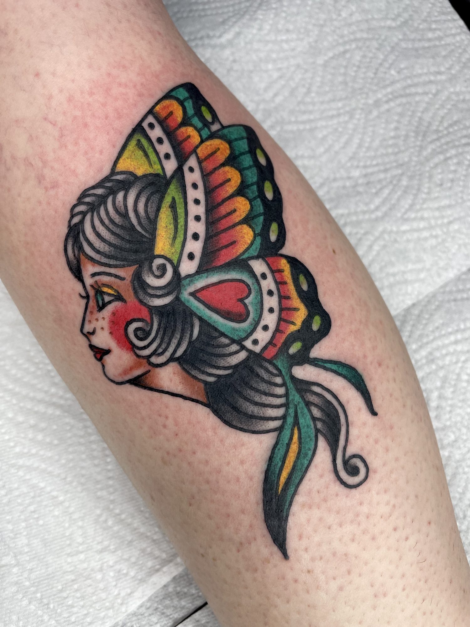 Frau mit Schmetterlingsflügeln am Unterarm, Pin-up Tattoo von Jill bei Eine Liebe Tätowiergeschäft in Bochum