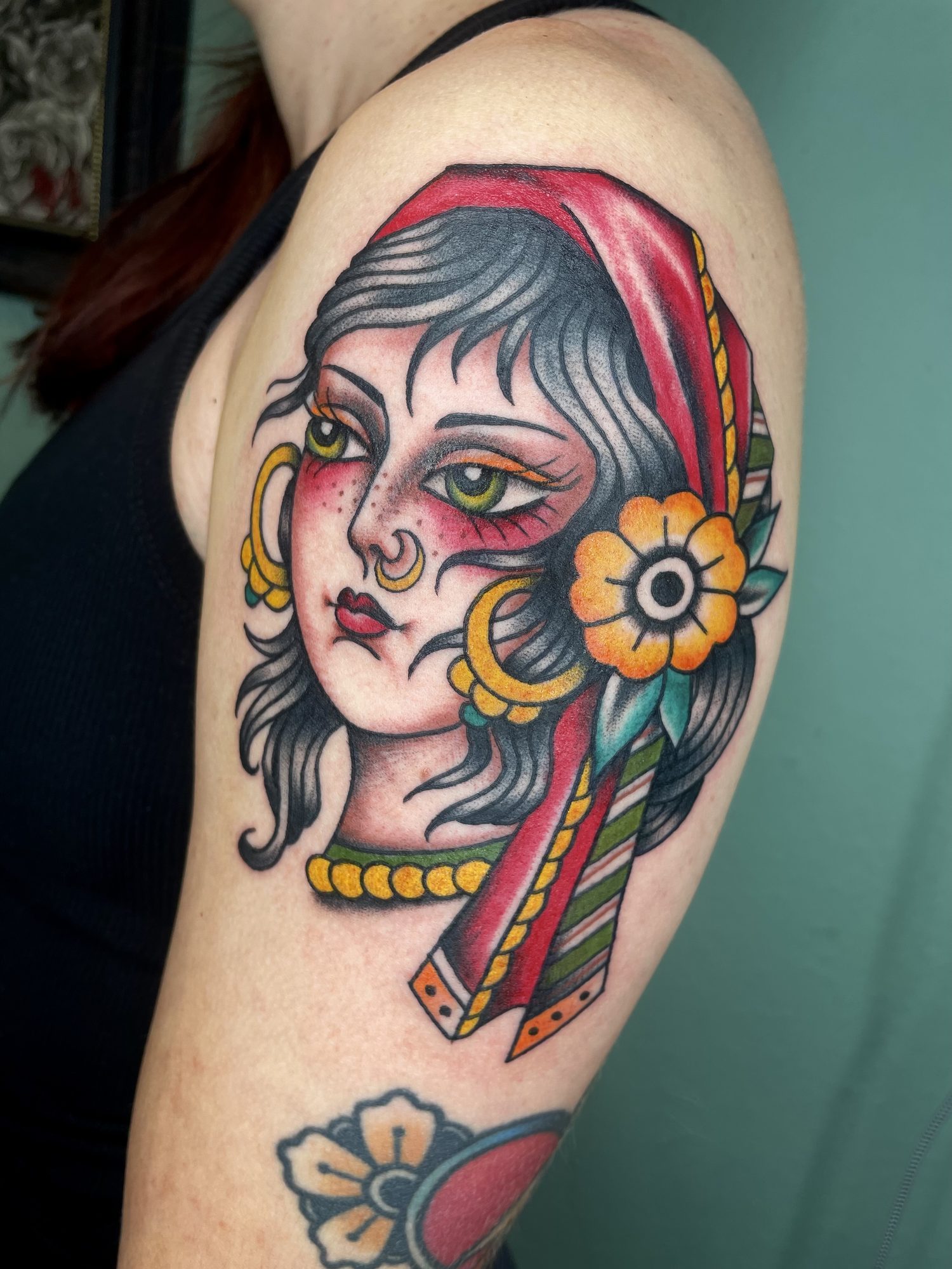 Frau mit Kopftuch am Oberarm, Pin-up Tattoo von Jill bei Eine Liebe Tätowiergeschäft in Bochum