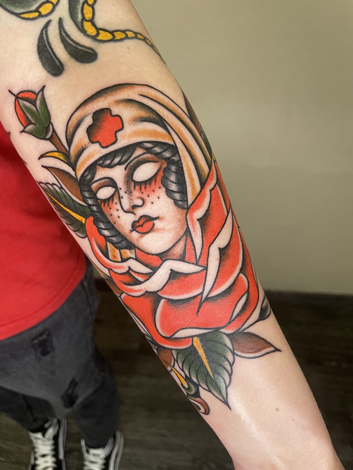Krankenschwester mit Rose am Unterarm, Pin-up Tattoo von Jill bei Eine Liebe Tätowiergeschäft in Bochum
