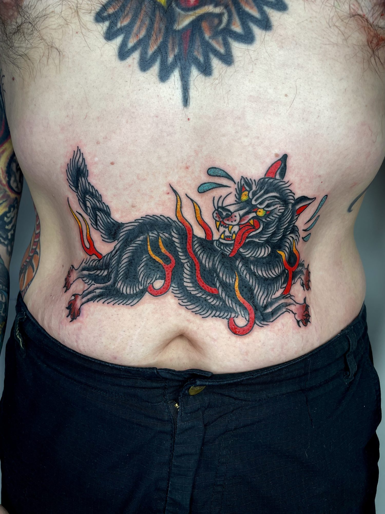 Wolf mit Flammen am Bauch, Tier Tattoo von Jill bei Eine Liebe Tätowiergeschäft in Bochum