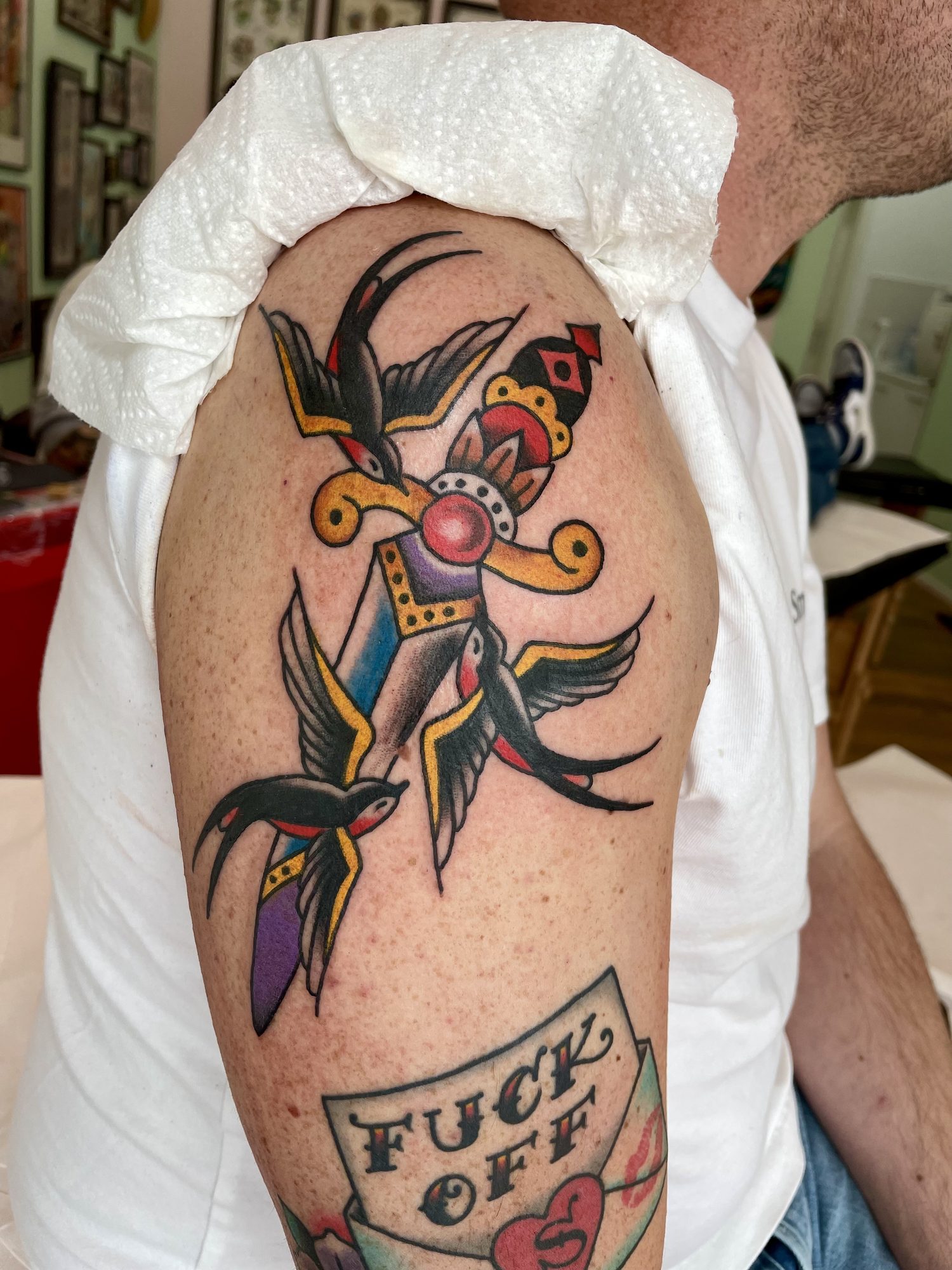Zwei Schwalben mit Dolch am Oberarm, Tier Tattoo von Jill bei Eine Liebe Tätowiergeschäft in Bochum