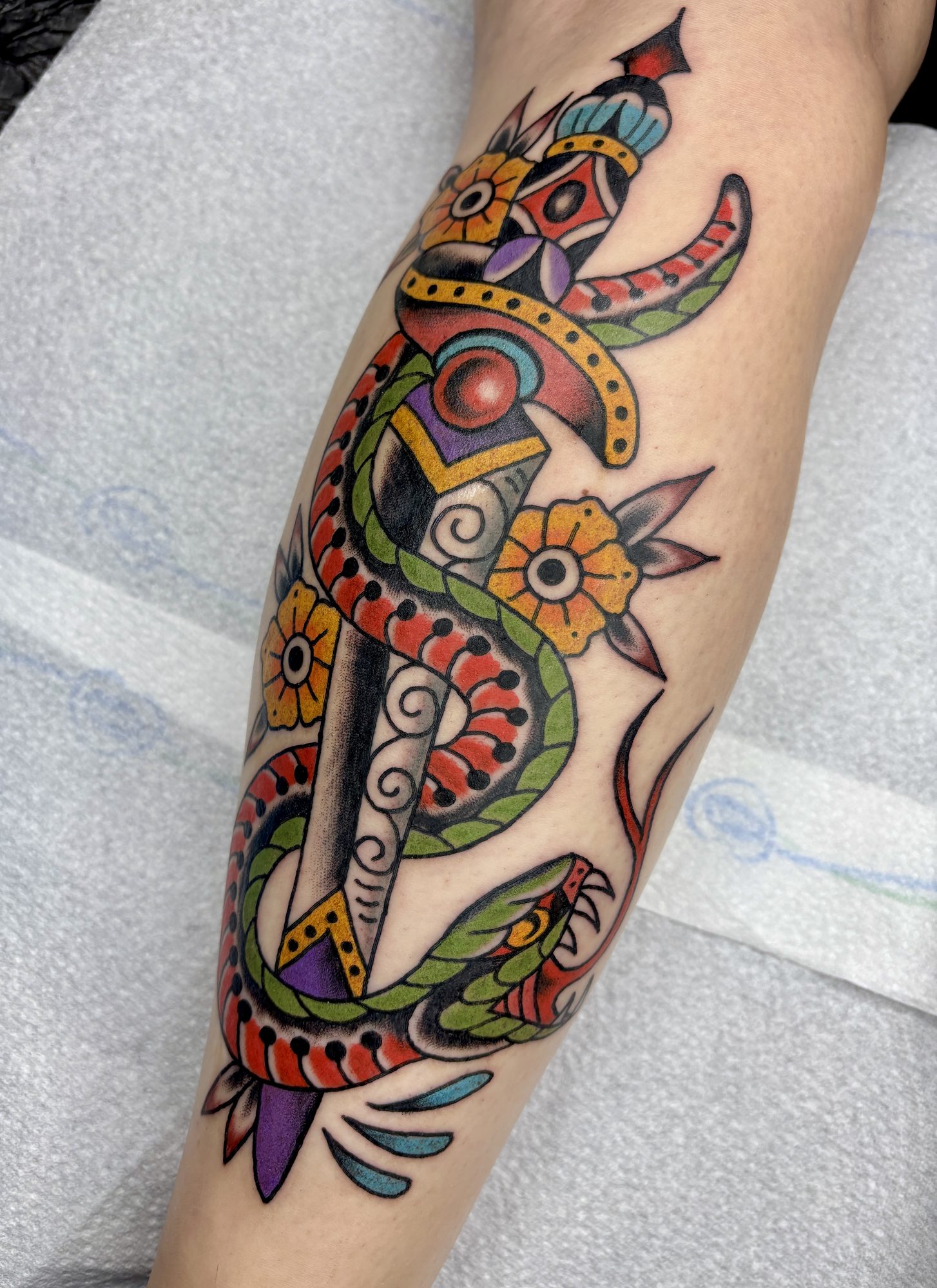 Schlange um Dolch am Unterarm, Tier Tattoo von Jill bei Eine Liebe Tätowiergeschäft in Bochum