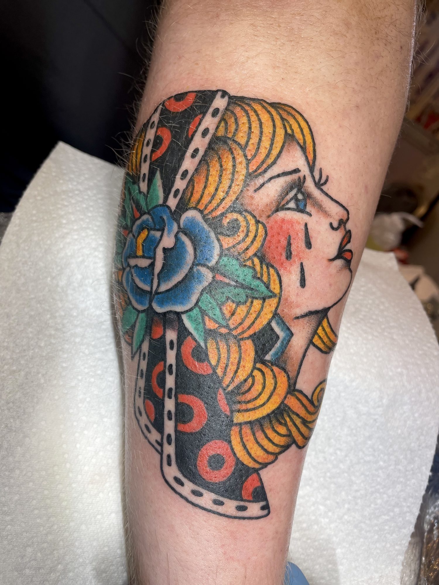 Weinender Frauenkopf mit Rose am Unterarm, Traditional Tattoo von Jill bei Eine Liebe Tätowiergeschäft in Bochum