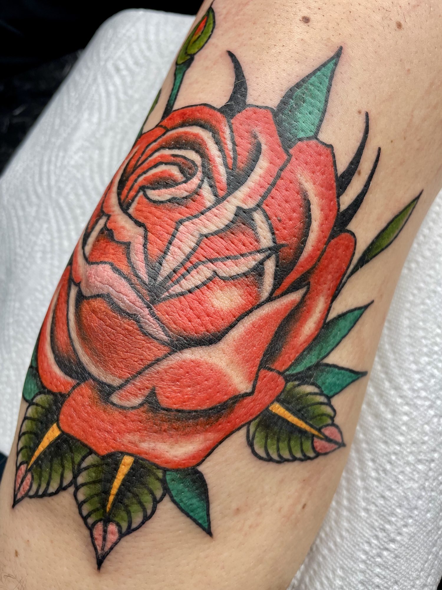 Rote Rose am Oberschenkel, Traditional Tattoo von Jill bei Eine Liebe Tätowiergeschäft in Bochum