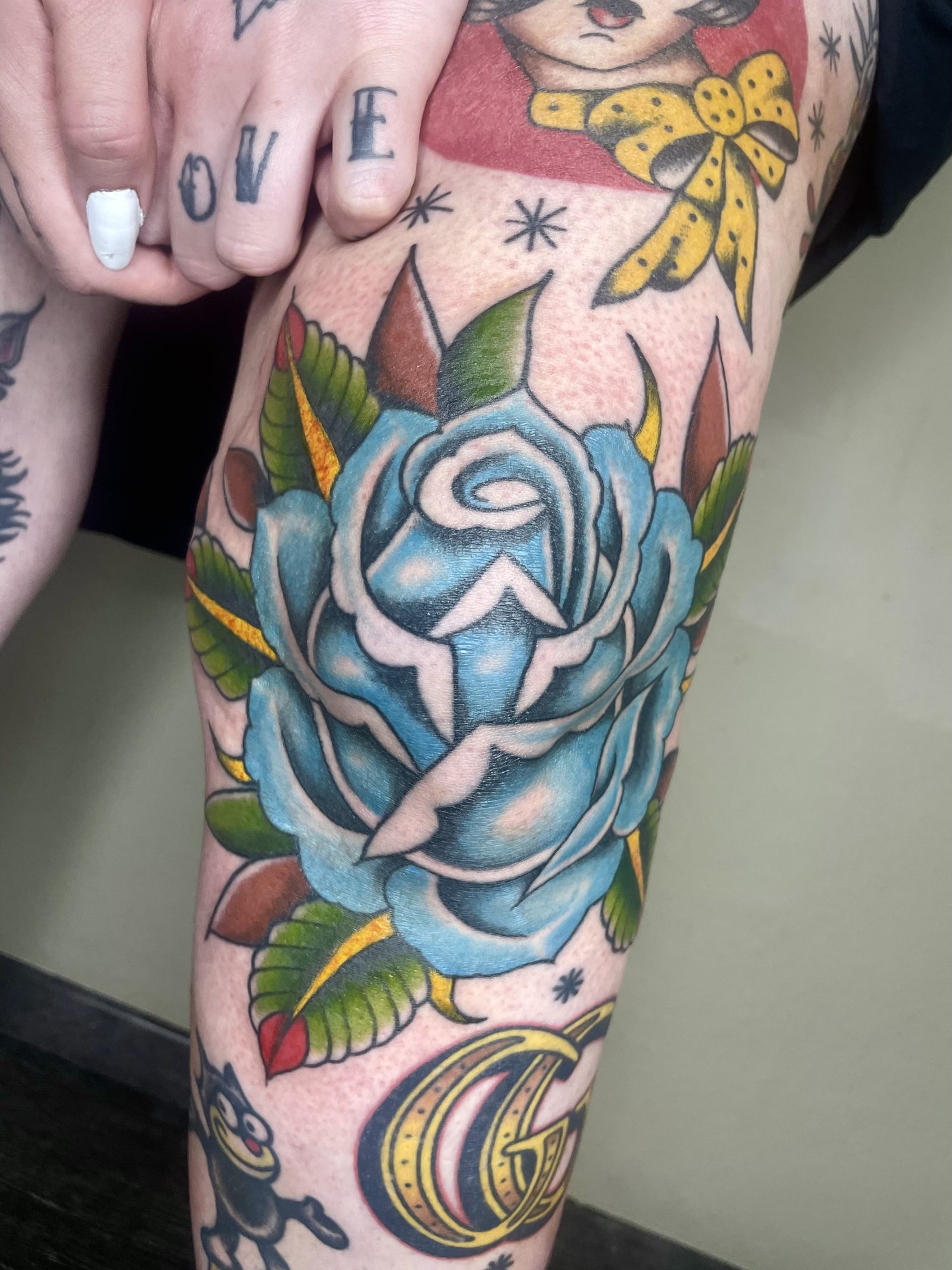 Blaue Rose am Oberschenkel, Traditional Tattoo von Jill bei Eine Liebe Tätowiergeschäft in Bochum