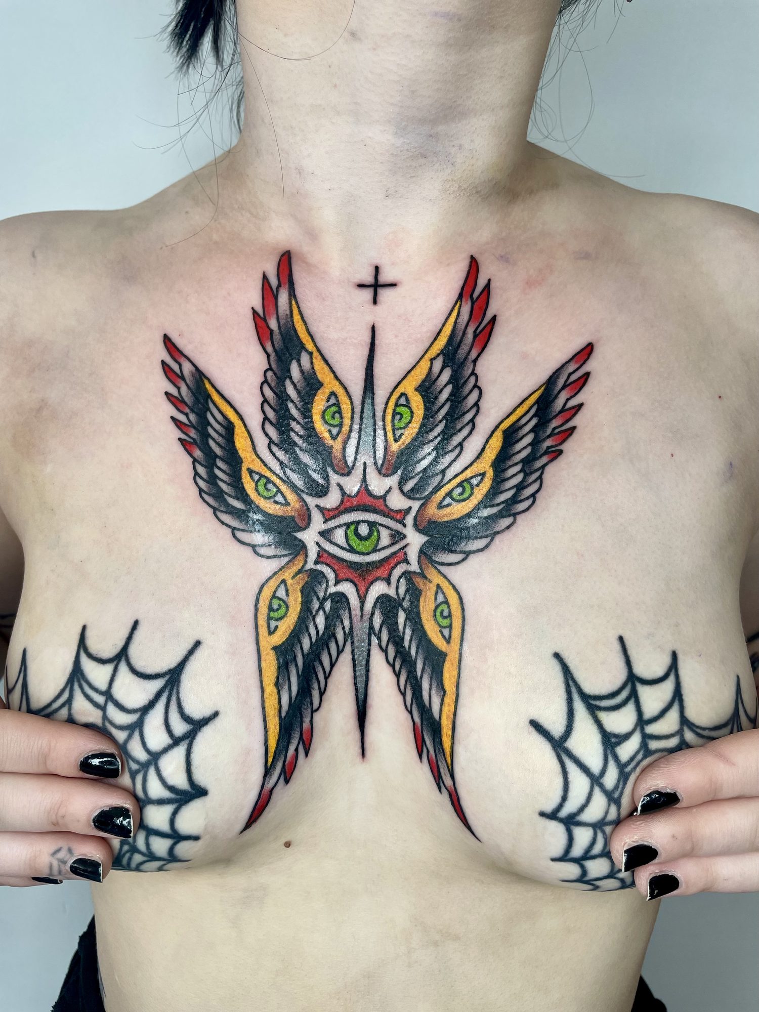Ornament mit Flügeln und Auge auf der Brust, Traditional Tattoo von Jill bei Eine Liebe Tätowiergeschäft in Bochum