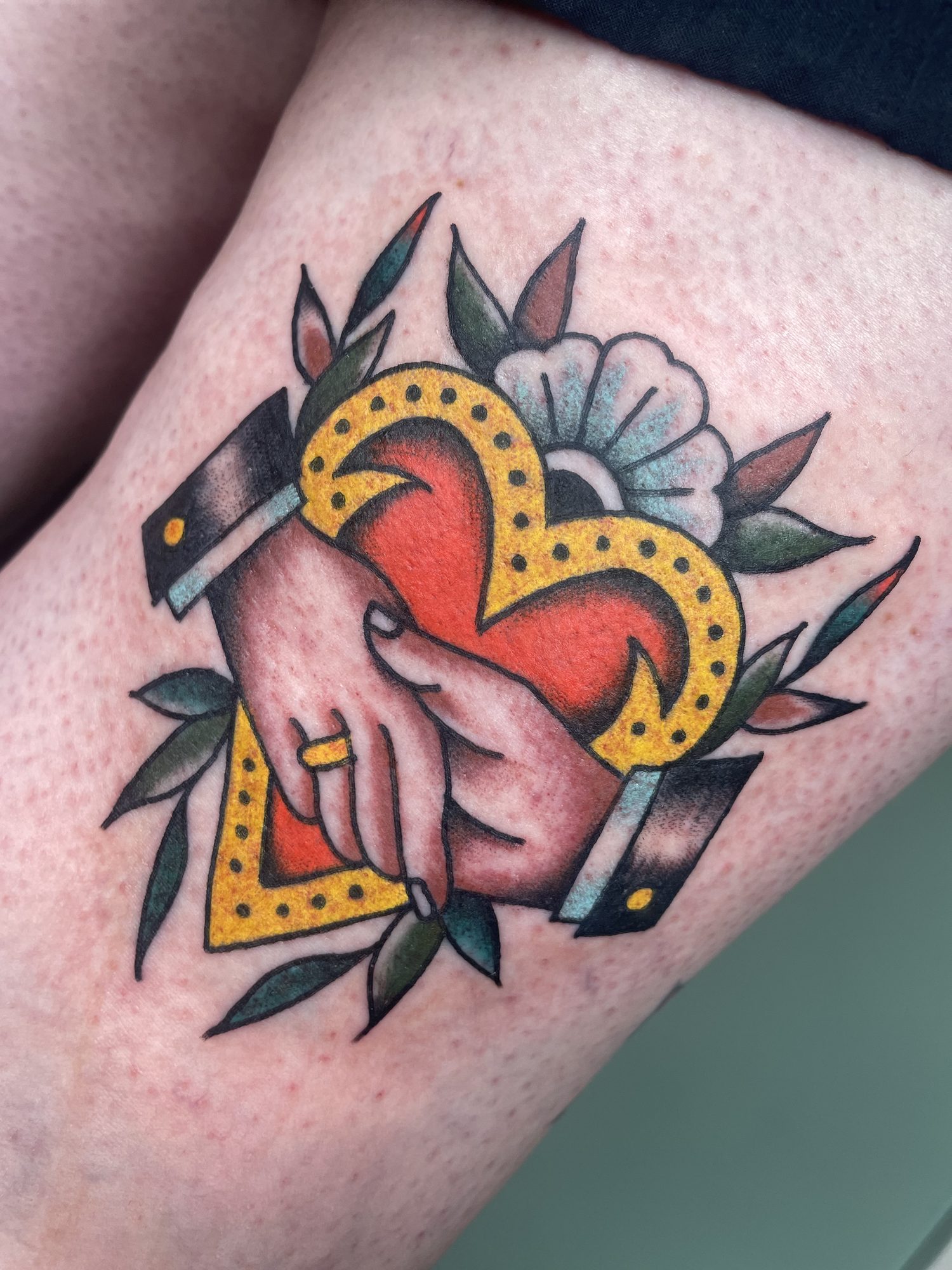 Hände mit Herz am Oberschenkel, Traditional Tattoo von Jill bei Eine Liebe Tätowiergeschäft in Bochum