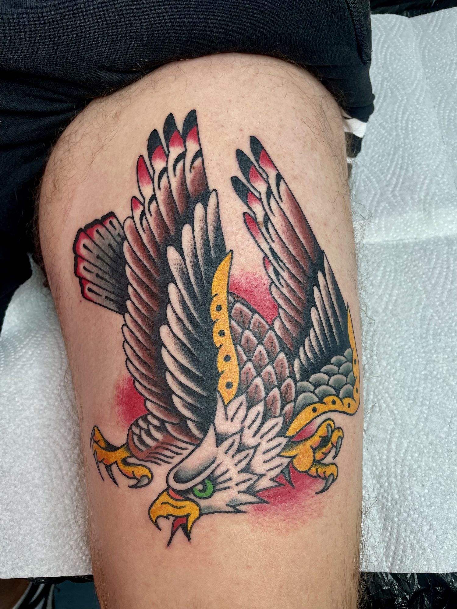 Adler am Oberschenkel, Traditional Tattoo von Jill bei Eine Liebe Tätowiergeschäft in Bochum